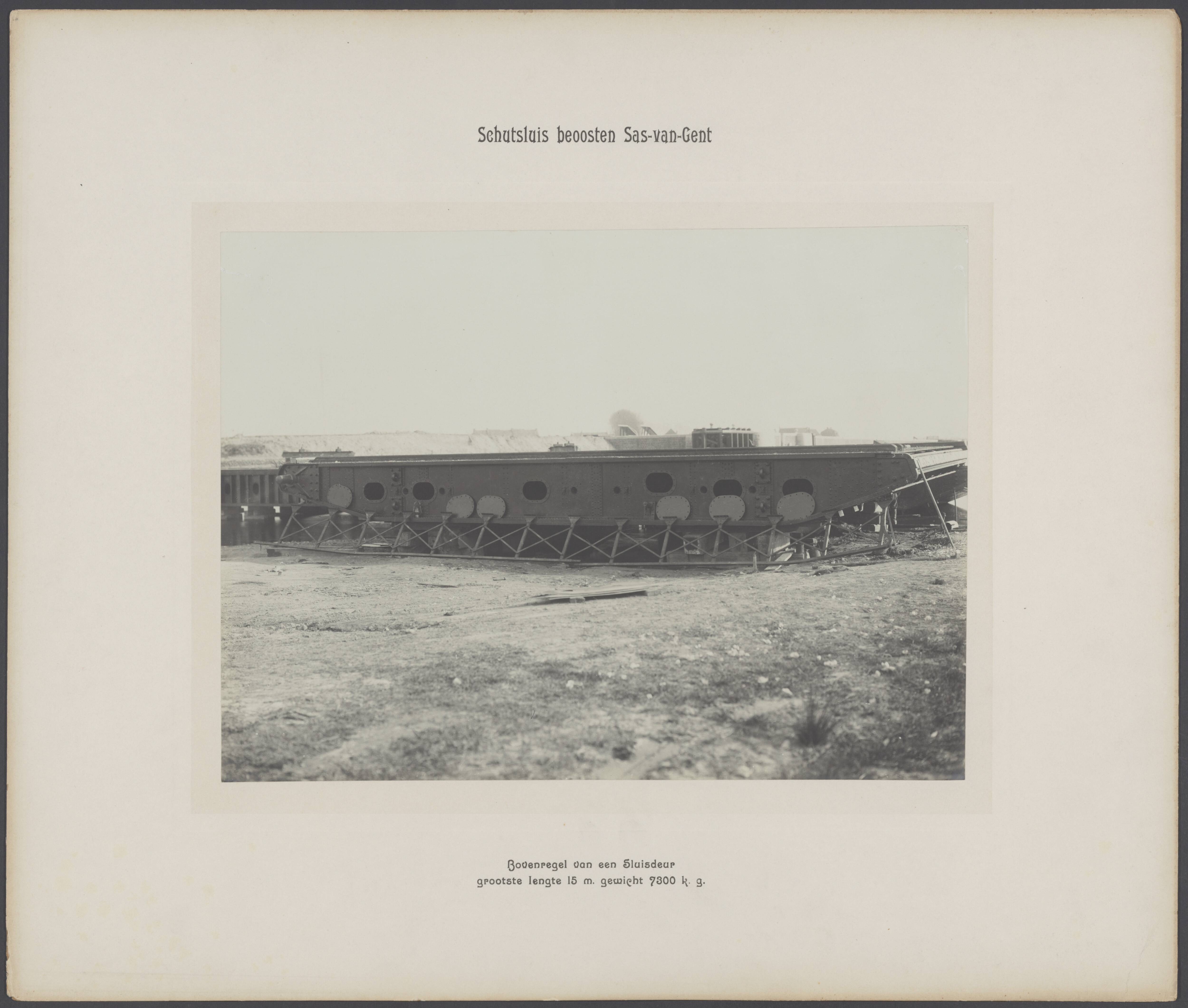 Schutsluis beoosten Sas van Gent — Bovenregel van een sluisdeur. Grootste lengte 15 M, gewicht 7.300 Kg — Foto: Bauer, Carl Wilhelm. Licentie: Set B: Rechtenvrij / Publiek Domein. Bron: Nationaal Archief. http://hdl.handle.net/10648/af0bf182-d0b4-102d-bcf8-003048976d84