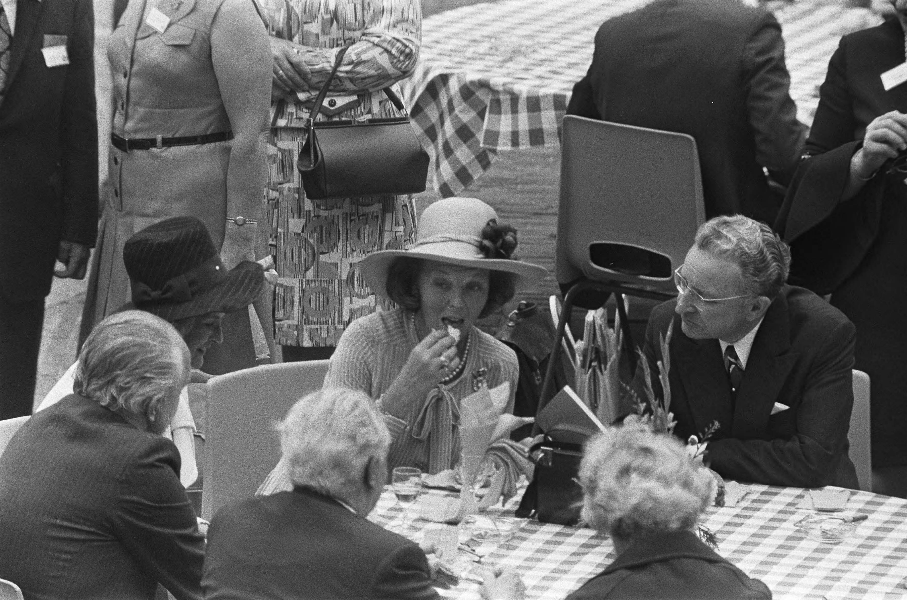 Fotocollectie Anefo — Viering Zilveren Regeringsjubileum van Koningin Juliana in Den Haag , koffiemaaltijd op Binnenhof, Beatrix eet — Foto: Mieremet, Rob / Anefo. Licentie: Set B: Rechtenvrij / Publiek Domein. Bron: Nationaal Archief. http://hdl.handle.net/10648/ac365042-d0b4-102d-bcf8-003048976d84