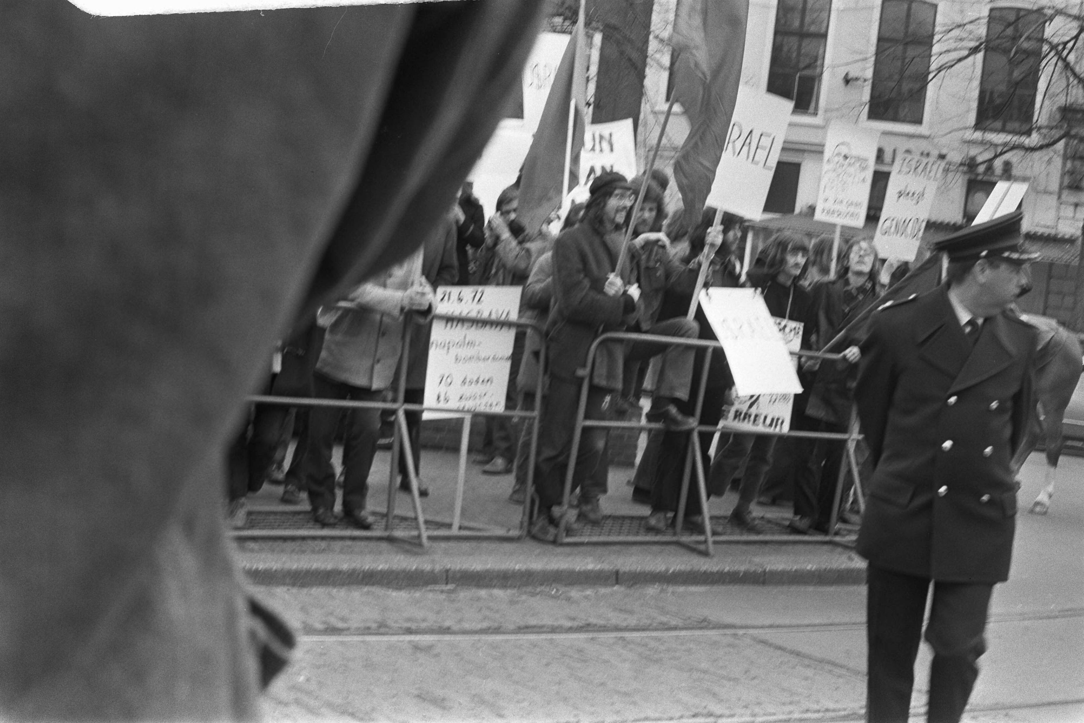 Fotocollectie Anefo — Demonstratie in Den Haag tegen Israelische terreuracties tegen Palestijnen — Foto: Punt, W. / Anefo. Licentie: Set B: Rechtenvrij / Publiek Domein. Bron: Nationaal Archief. http://hdl.handle.net/10648/ac29c656-d0b4-102d-bcf8-003048976d84