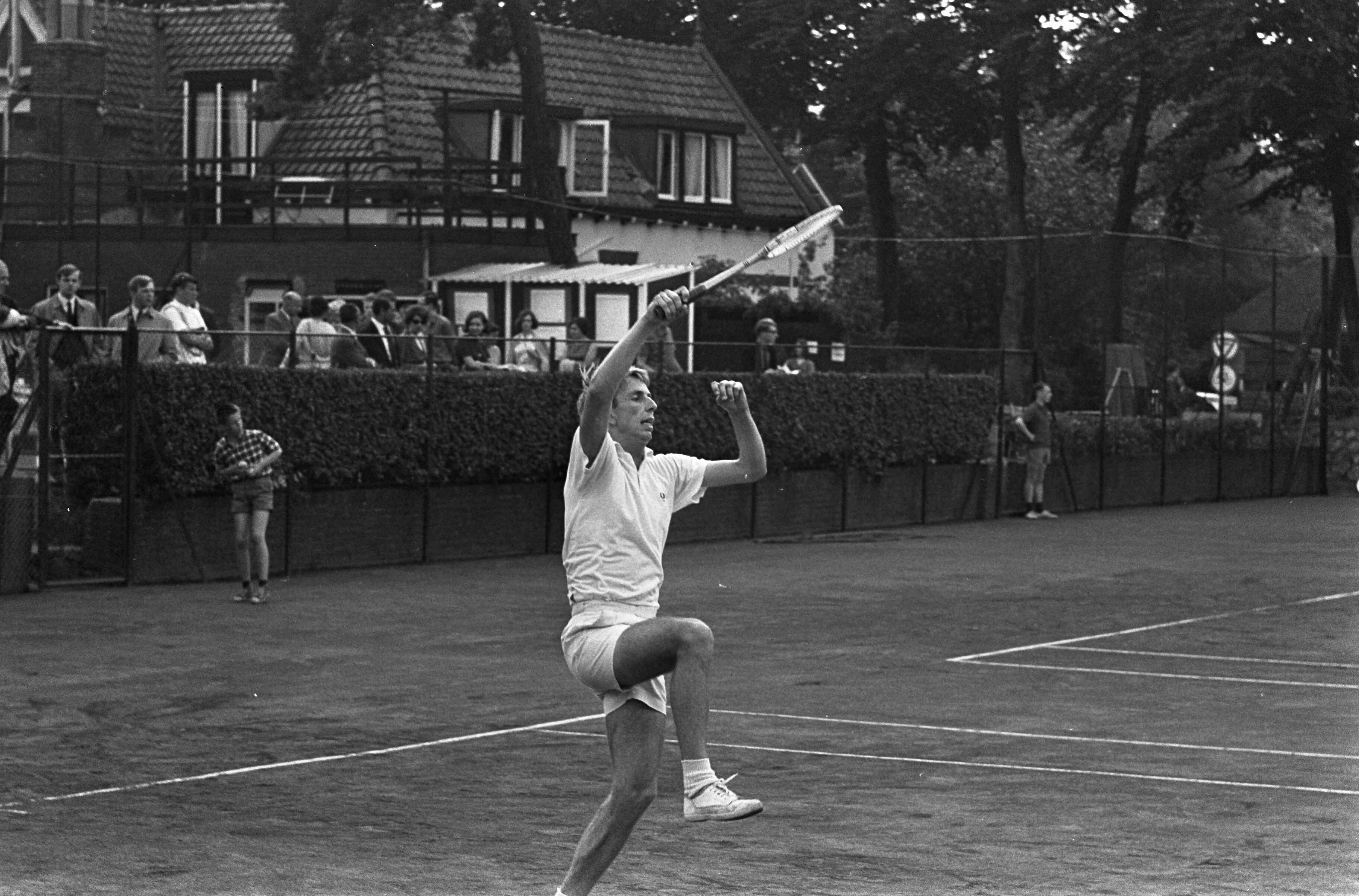 Fotocollectie Anefo — Open Nederlands kampioenschap tennis op 't Melkhuisje te Hilversum, de Nederlander Evert Schneider in actie — Foto: Koch, Eric / Anefo. Licentie: Set B: Rechtenvrij / Publiek Domein. Bron: Nationaal Archief. http://hdl.handle.net/10648/aab50074-d0b4-102d-bcf8-003048976d84
