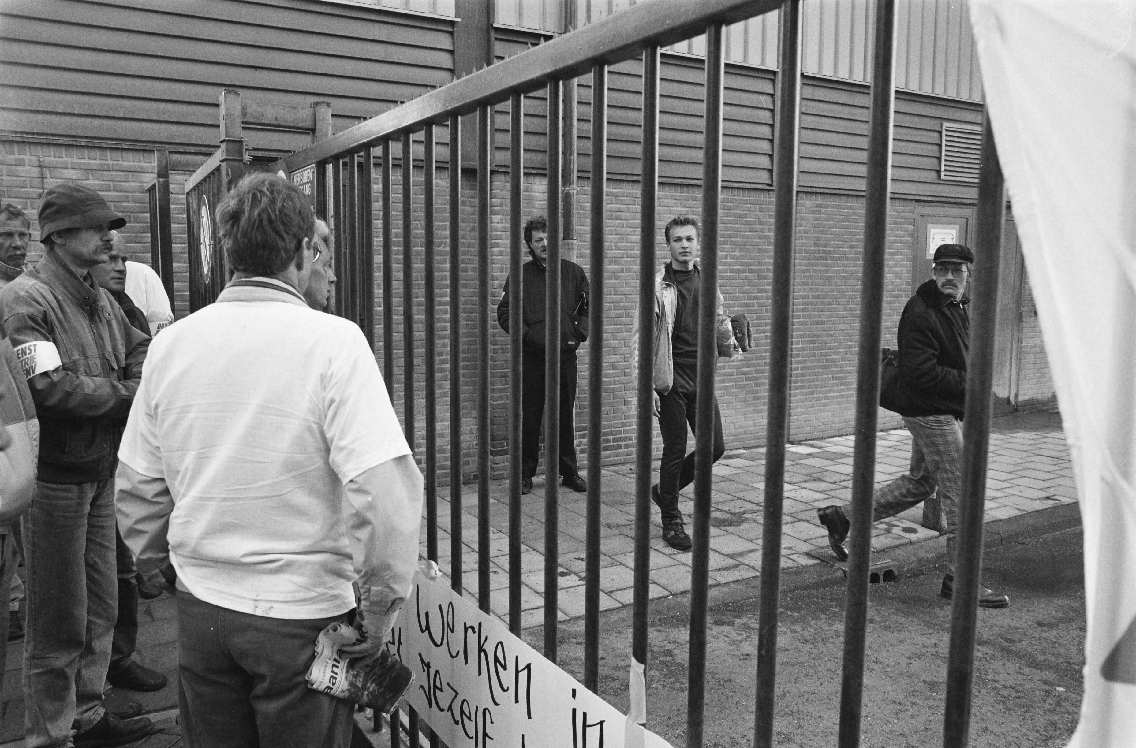 Fotocollectie Anefo — Staking bij ZBB in Koog aan de Zaan (stakers links) — Foto: Croes, Rob C. / Anefo. Licentie: Set B: Rechtenvrij / Publiek Domein. Bron: Nationaal Archief. http://hdl.handle.net/10648/ad732f16-d0b4-102d-bcf8-003048976d84