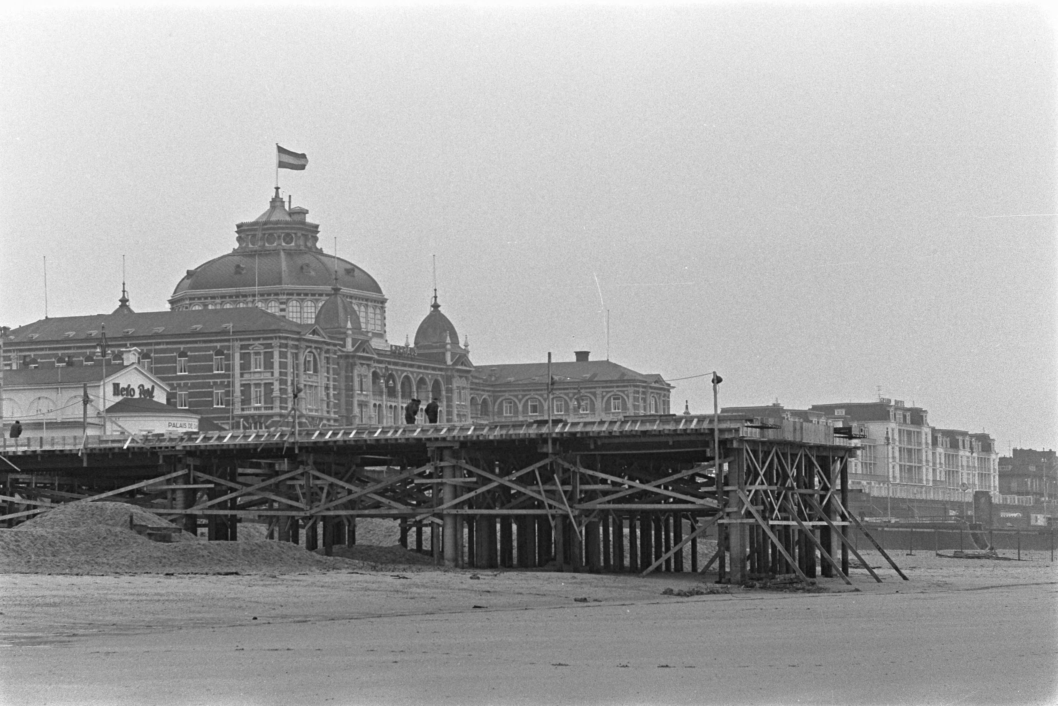 Fotocollectie Anefo — Bouw Scheveningse pier — Foto: Pot, Harry / Anefo. Licentie: Set B: Rechtenvrij / Publiek Domein. Bron: Nationaal Archief. http://hdl.handle.net/10648/a9a2f5d8-d0b4-102d-bcf8-003048976d84