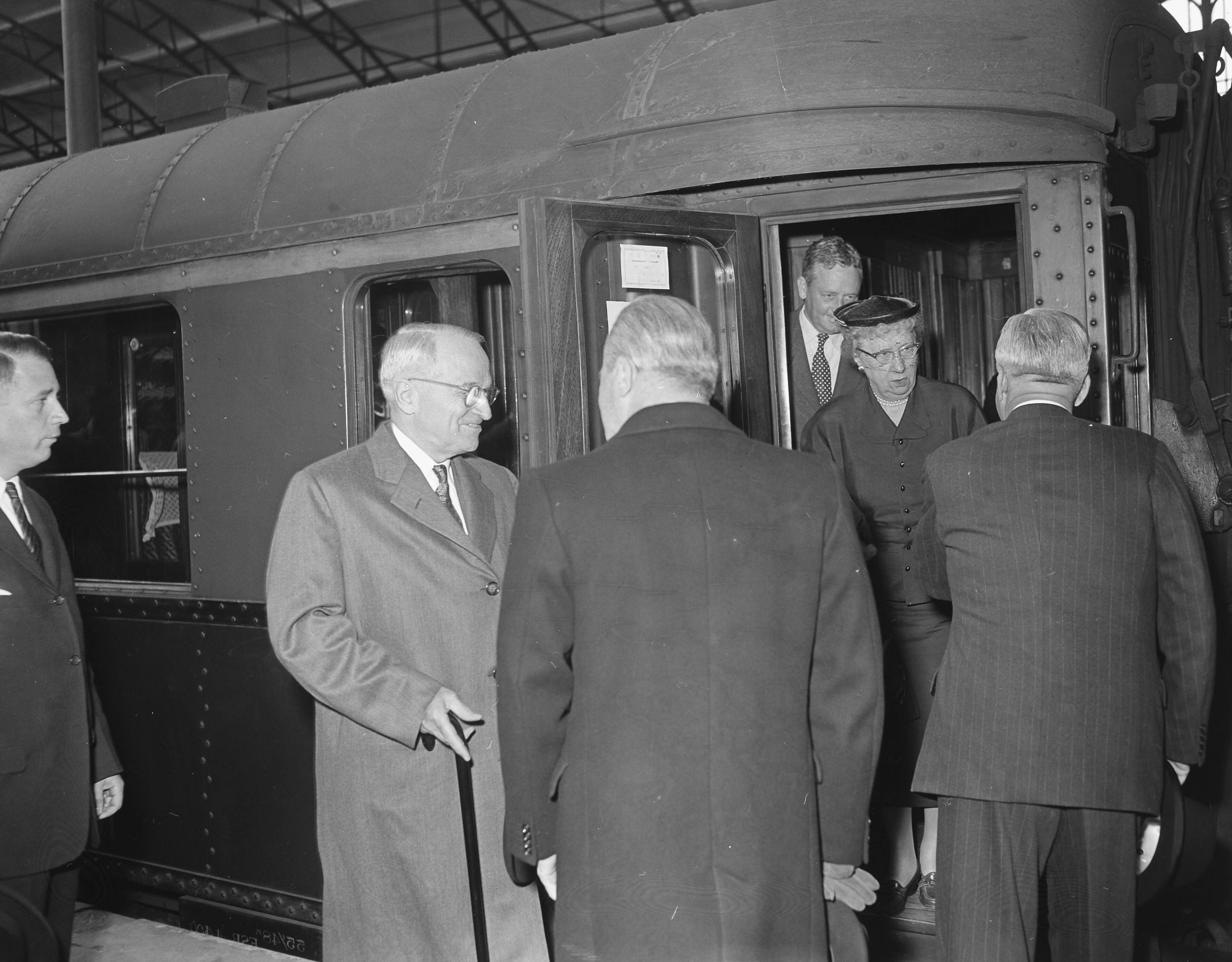 Fotocollectie Anefo — De Amerikaanse oud-president Harry Truman arriveert op het Station Hollands Spoor te Den Haag — Foto: Meijer, T.A. / Anefo. Licentie: Set B: Rechtenvrij / Publiek Domein. Bron: Nationaal Archief. http://hdl.handle.net/10648/a949c85a-d0b4-102d-bcf8-003048976d84