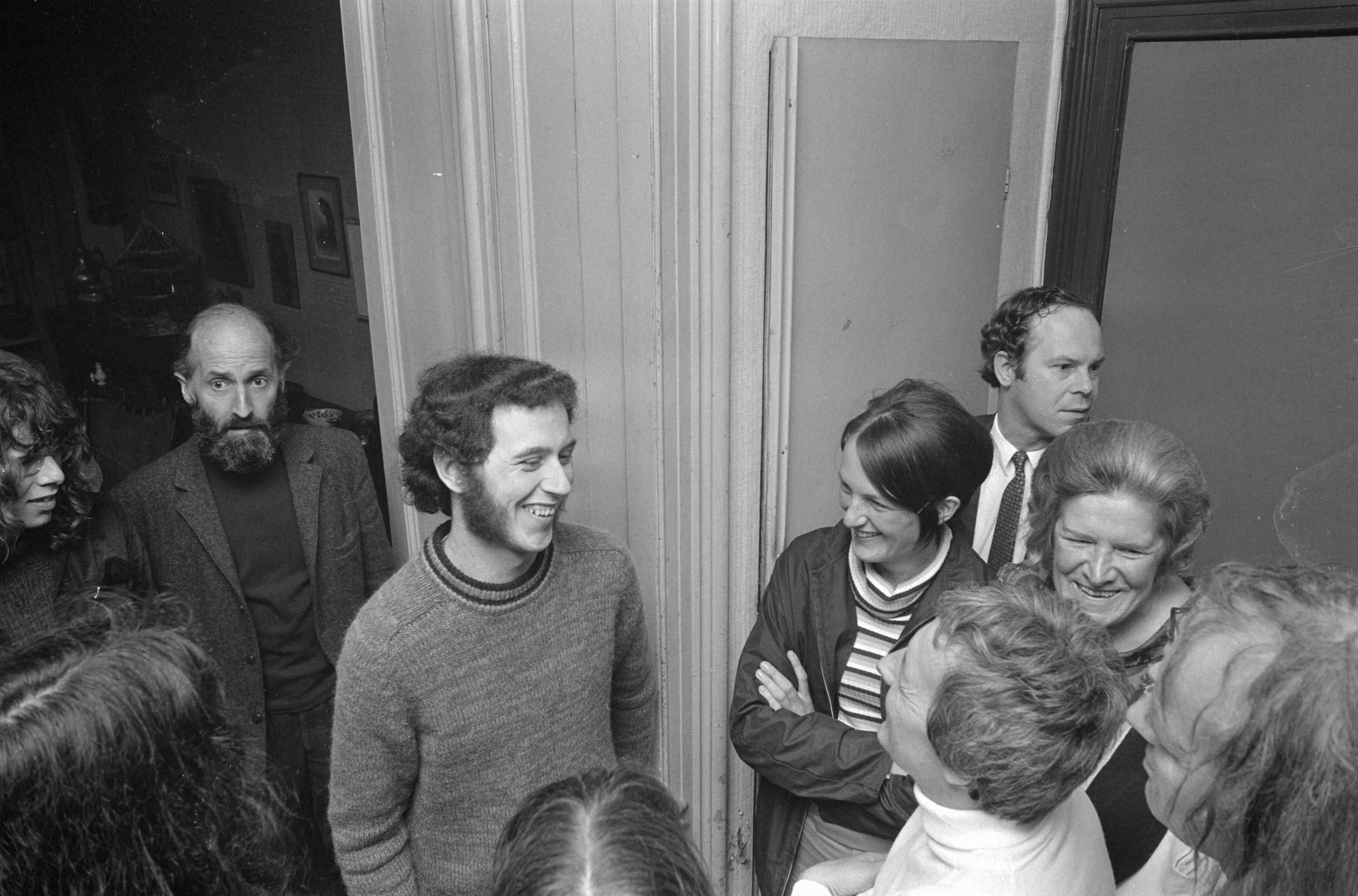 Ralph Waver na kort geding in huis, Haarlem — Waver (m) te midden van vrienden — Foto: Fotograaf Onbekend / Anefo. Licentie: Set B: Rechtenvrij / Publiek Domein. Bron: Nationaal Archief. http://hdl.handle.net/10648/abc3132a-d0b4-102d-bcf8-003048976d84