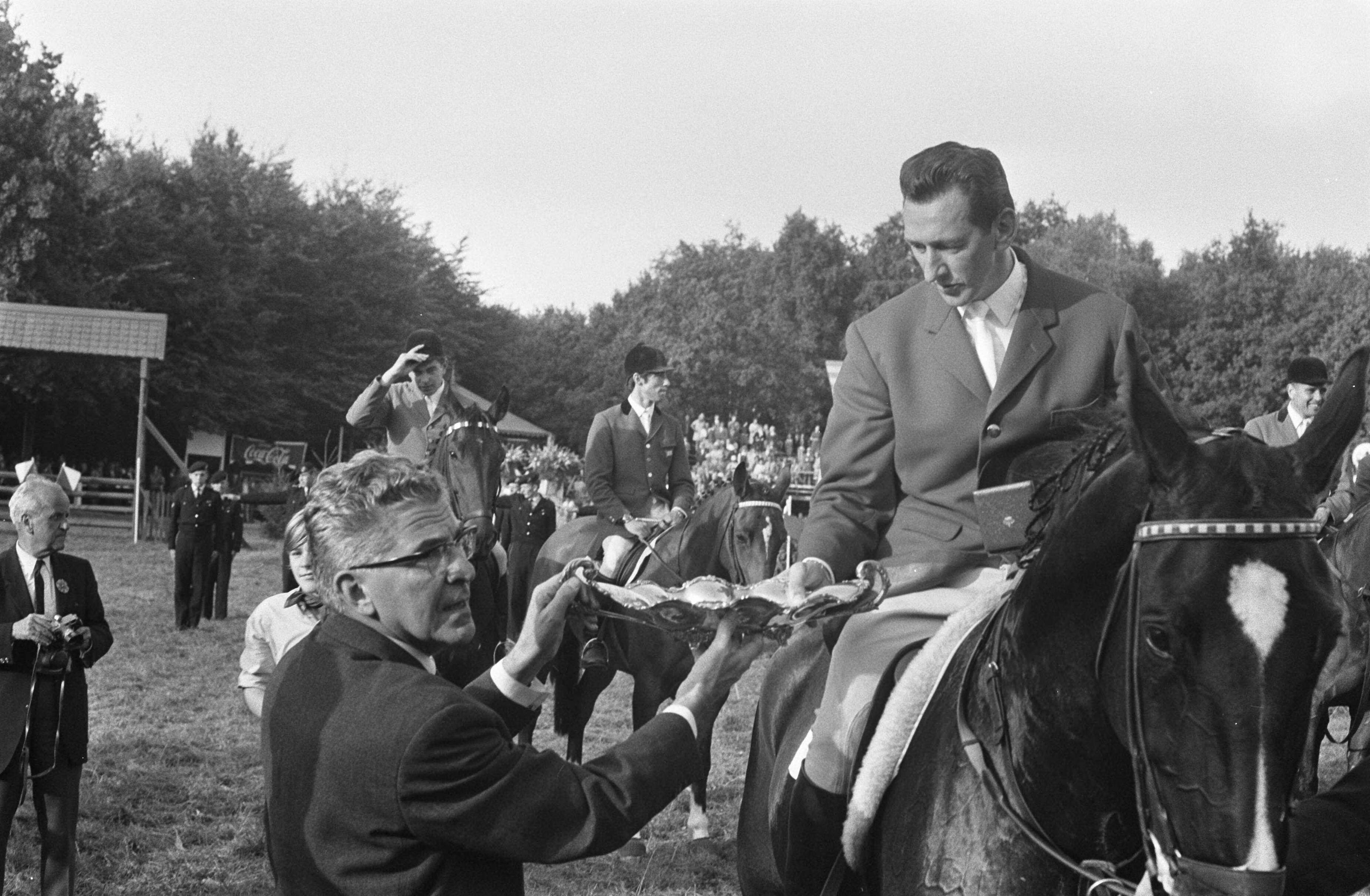 Fotocollectie Anefo — CHIO, Rotterdam (22e): H. J. M. Wouters van den Oudenweijer krijgt de Zilveren Wisselbeker van burgemeester Thomassen van Rotterdam — Foto: Verhoeff, Bert / Anefo. Licentie: Set B: Rechtenvrij / Publiek Domein. Bron: Nationaal Archief. http://hdl.handle.net/10648/ab78b776-d0b4-102d-bcf8-003048976d84