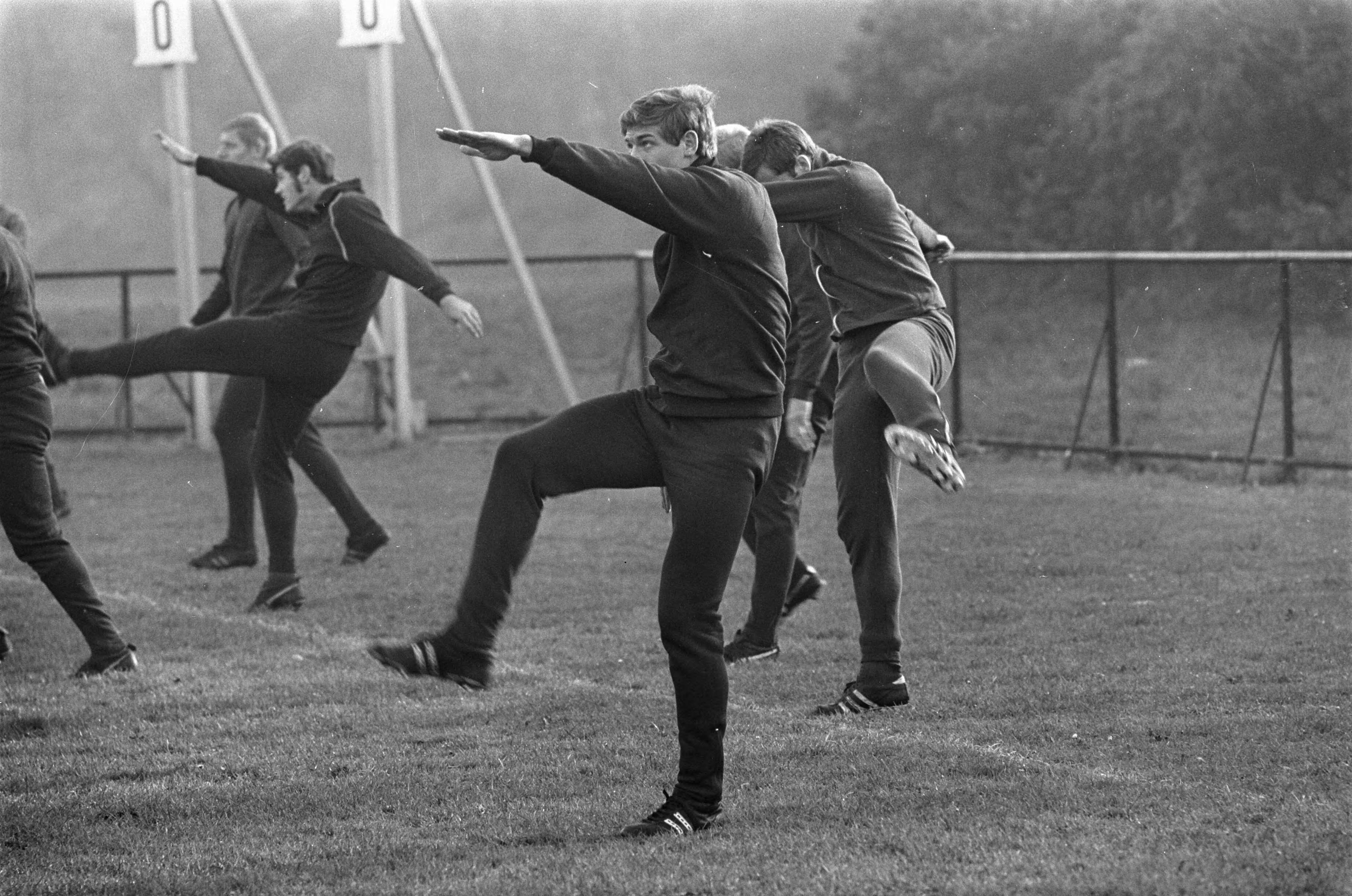 Fotocollectie Anefo — Europa-cup, Ajax traint bij Wassenaar training — Foto: Kroon, Ron / Anefo. Licentie: Set B: Rechtenvrij / Publiek Domein. Bron: Nationaal Archief. http://hdl.handle.net/10648/ab543e64-d0b4-102d-bcf8-003048976d84