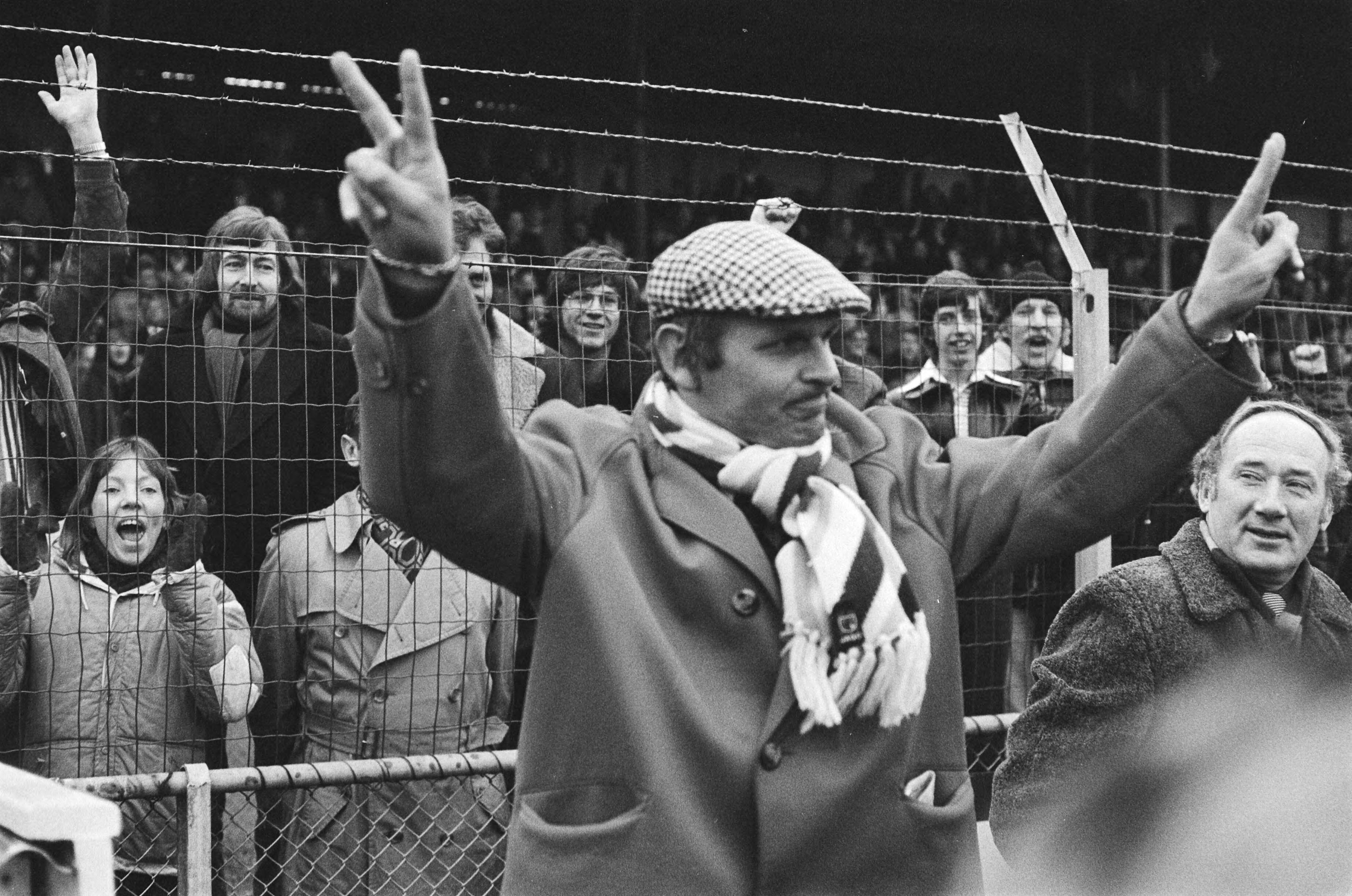 Fotocollectie Anefo — Haarlem tegen Feyenoord 2-0, trainer Barry Hughes juicht — Foto: Peters, Hans / Anefo. Licentie: Set B: Rechtenvrij / Publiek Domein. Bron: Nationaal Archief. http://hdl.handle.net/10648/acab43fc-d0b4-102d-bcf8-003048976d84