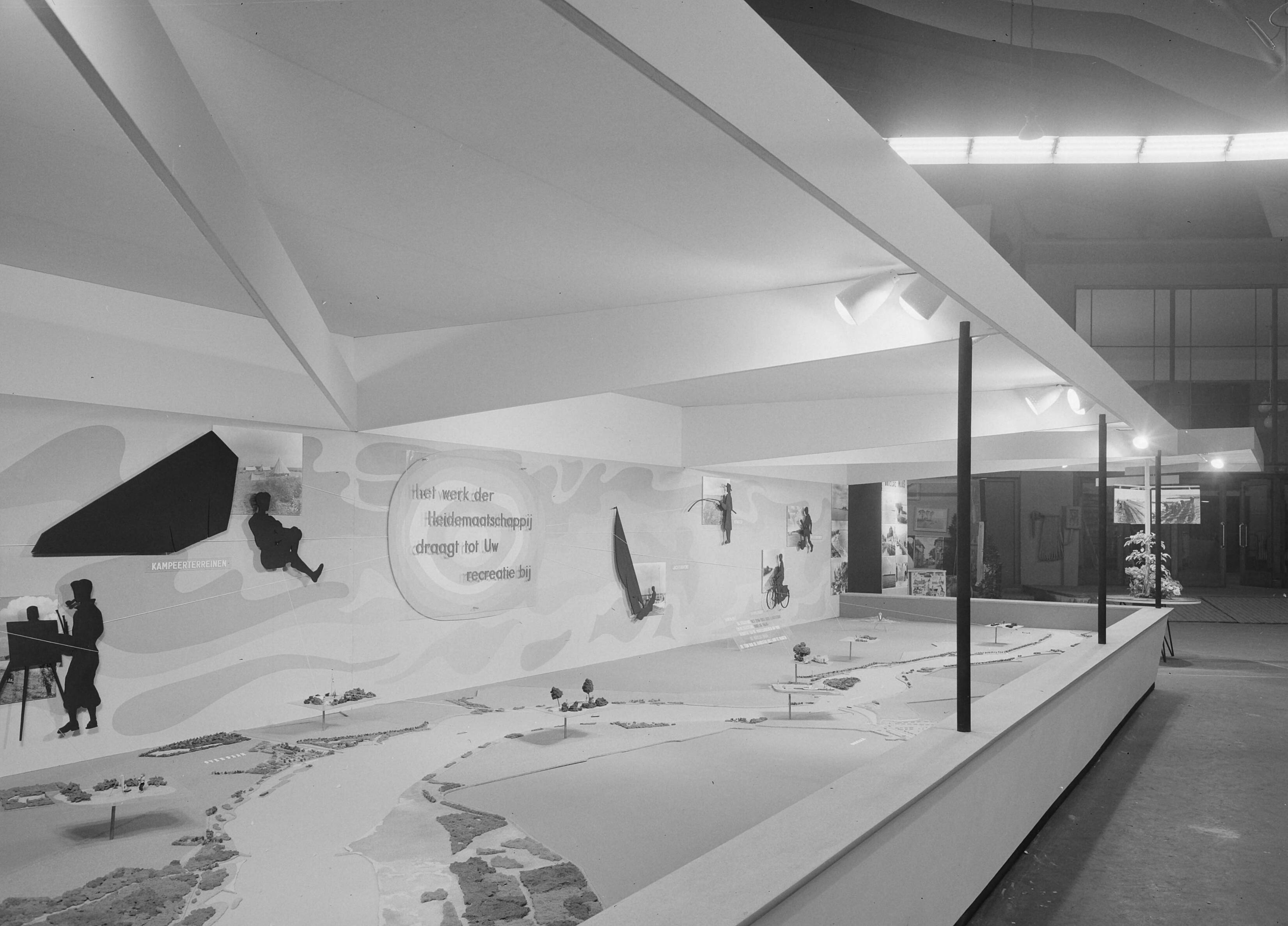 Fotocollectie Nederlandse Heidemaatschappij — Stand op de tentoonstelling "Goed Kamp" te Den Haag — Foto: Wüllschleger, [...] / Heidemij. Licentie: Set B: Rechtenvrij / Publiek Domein. Bron: Nationaal Archief. http://hdl.handle.net/10648/ae7e7c4e-d0b4-102d-bcf8-003048976d84