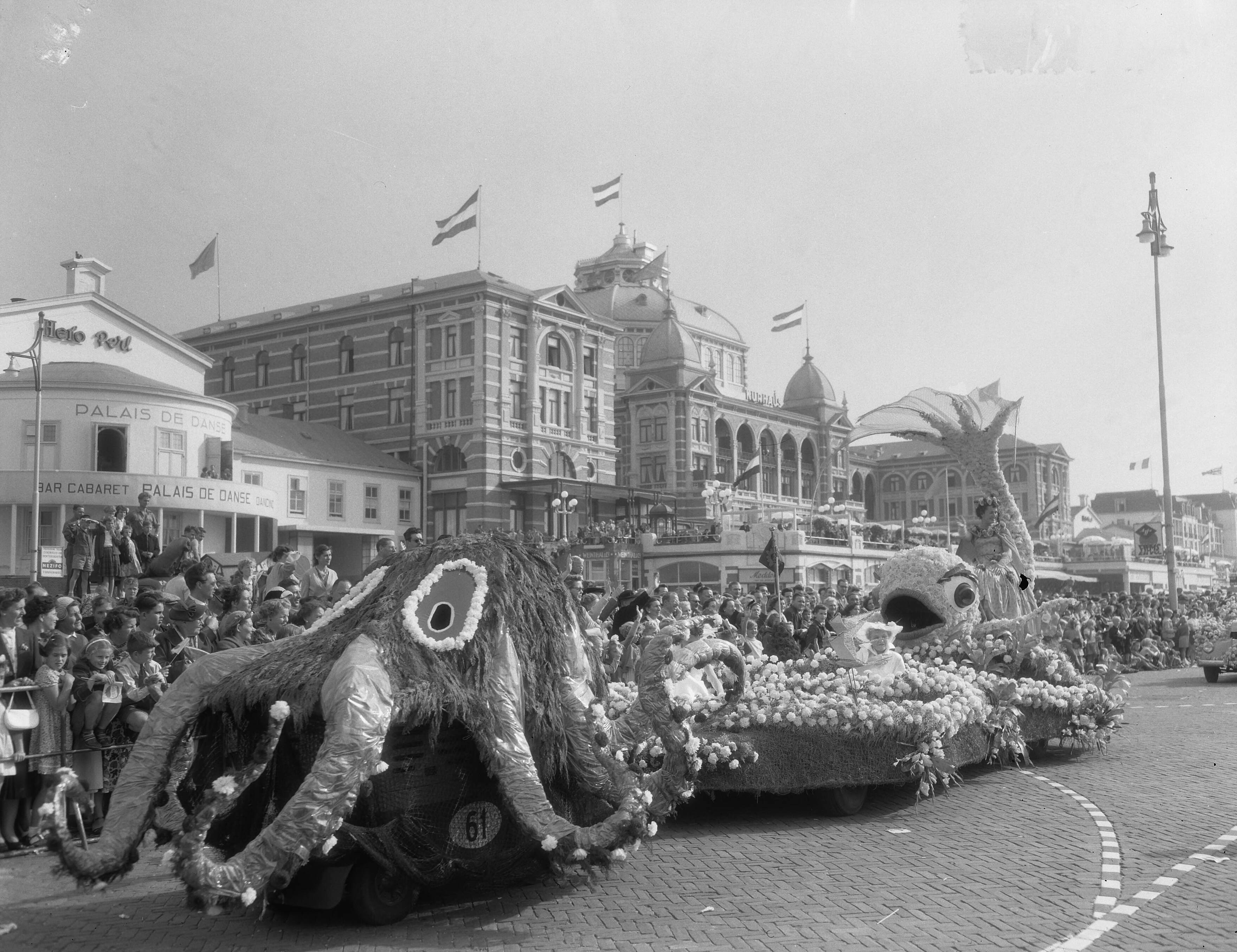 Fotocollectie Anefo — Bloemencorso op de boulevard van Scheveningen — Foto: Duinen, G.W. van / Anefo. Licentie: Set B: Rechtenvrij / Publiek Domein. Bron: Nationaal Archief. http://hdl.handle.net/10648/a927ca52-d0b4-102d-bcf8-003048976d84