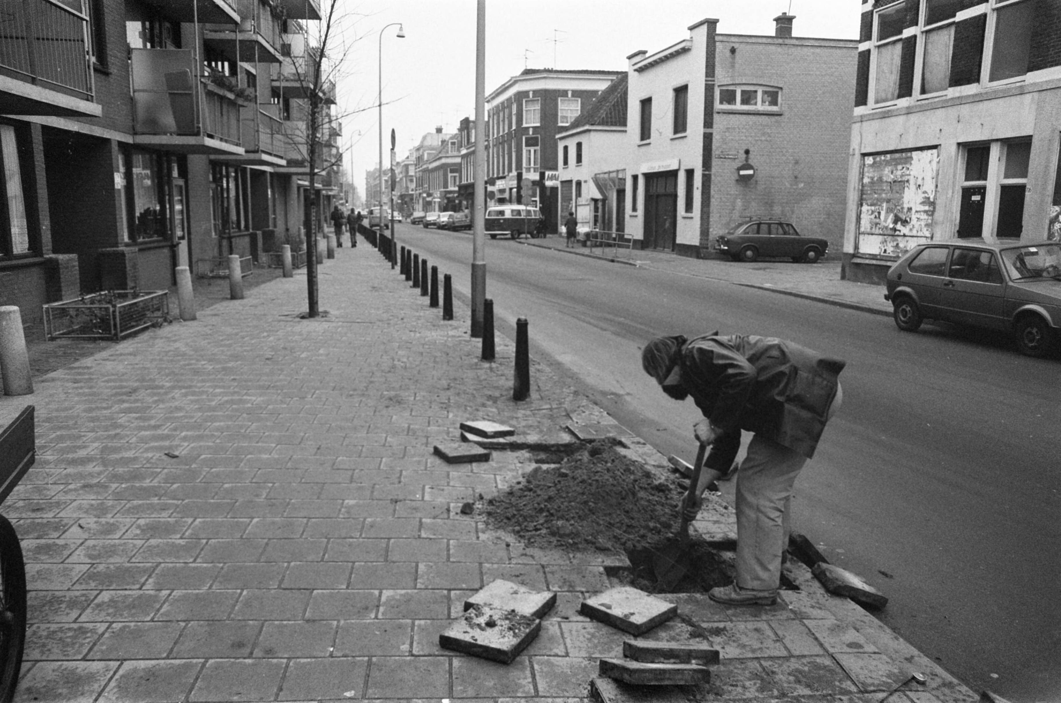 Fotocollectie Anefo — "Amsterdammertjes" (paaltjes tegen stoepparkeren) geplaat in Schilderswijk in Den Haag — Foto: Verhoeff, Bert / Anefo. Licentie: Set B: Rechtenvrij / Publiek Domein. Bron: Nationaal Archief. http://hdl.handle.net/10648/aca775ba-d0b4-102d-bcf8-003048976d84