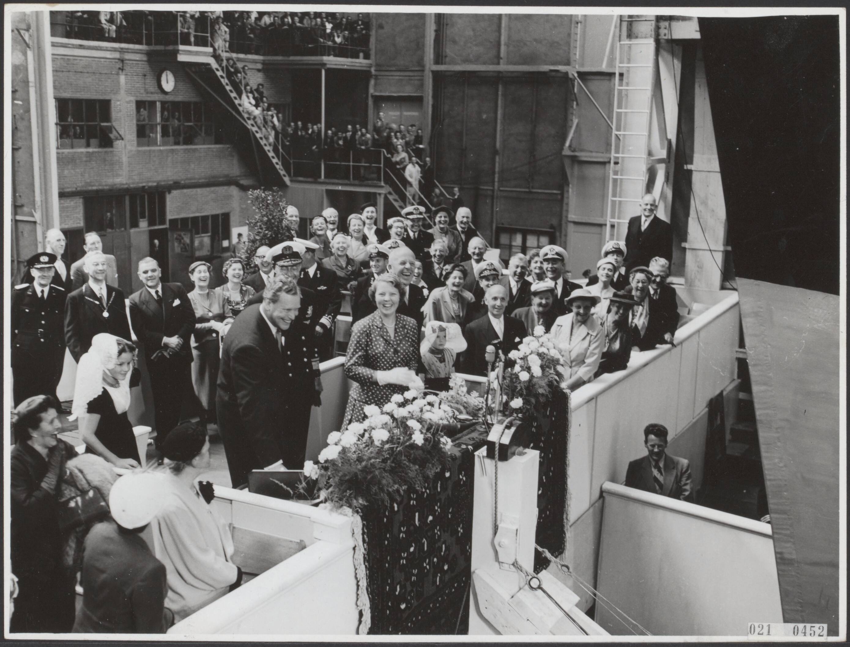 Fotocollectie Elsevier Binnenland — Prinses Beatrix tijdens de tewaterlating van Hr Ms. "Limburg" te Vlissingen — Foto: Pot, Harry / Anefo. Licentie: Set B: Rechtenvrij / Publiek Domein. Bron: Nationaal Archief. http://hdl.handle.net/10648/adcf25f0-d0b4-102d-bcf8-003048976d84