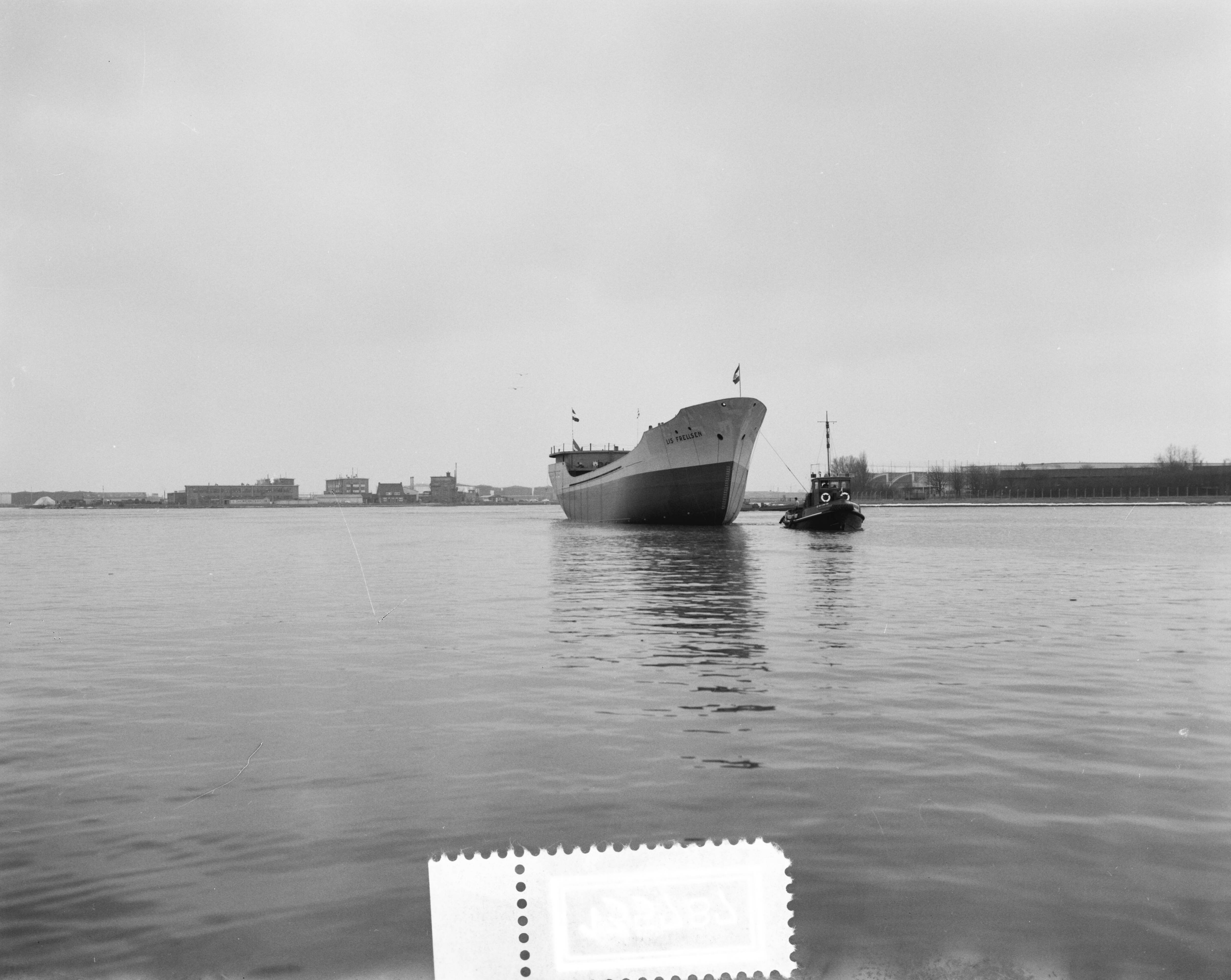 Fotocollectie Anefo — Tewaterlating m.s. "Lis Frellsen" bij de Zaanlandse Scheepbouw Maatschappij — Foto: Bilsen, Joop van / Anefo. Licentie: Set B: Rechtenvrij / Publiek Domein. Bron: Nationaal Archief. http://hdl.handle.net/10648/a9fb0d72-d0b4-102d-bcf8-003048976d84