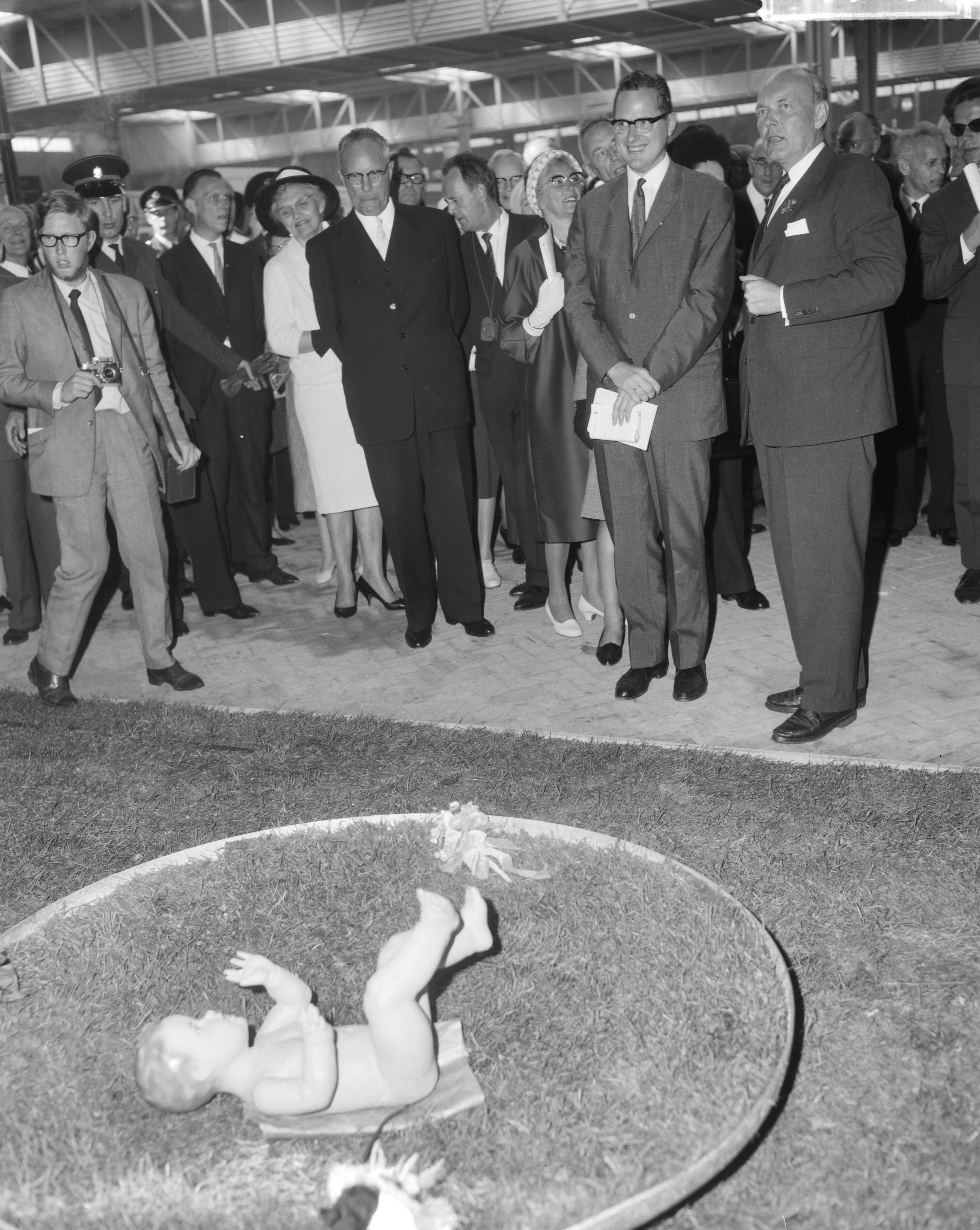Fotocollectie Anefo — Tentoonstelling "Frisiana" te Leeuwarden officieel door minister J.E. Andriessen geopend. Minister Andriessen tijdens de rondgang — Foto: Bilsen, Joop van / Anefo. Licentie: Set B: Rechtenvrij / Publiek Domein. Bron: Nationaal Archief. http://hdl.handle.net/10648/aa458ece-d0b4-102d-bcf8-003048976d84