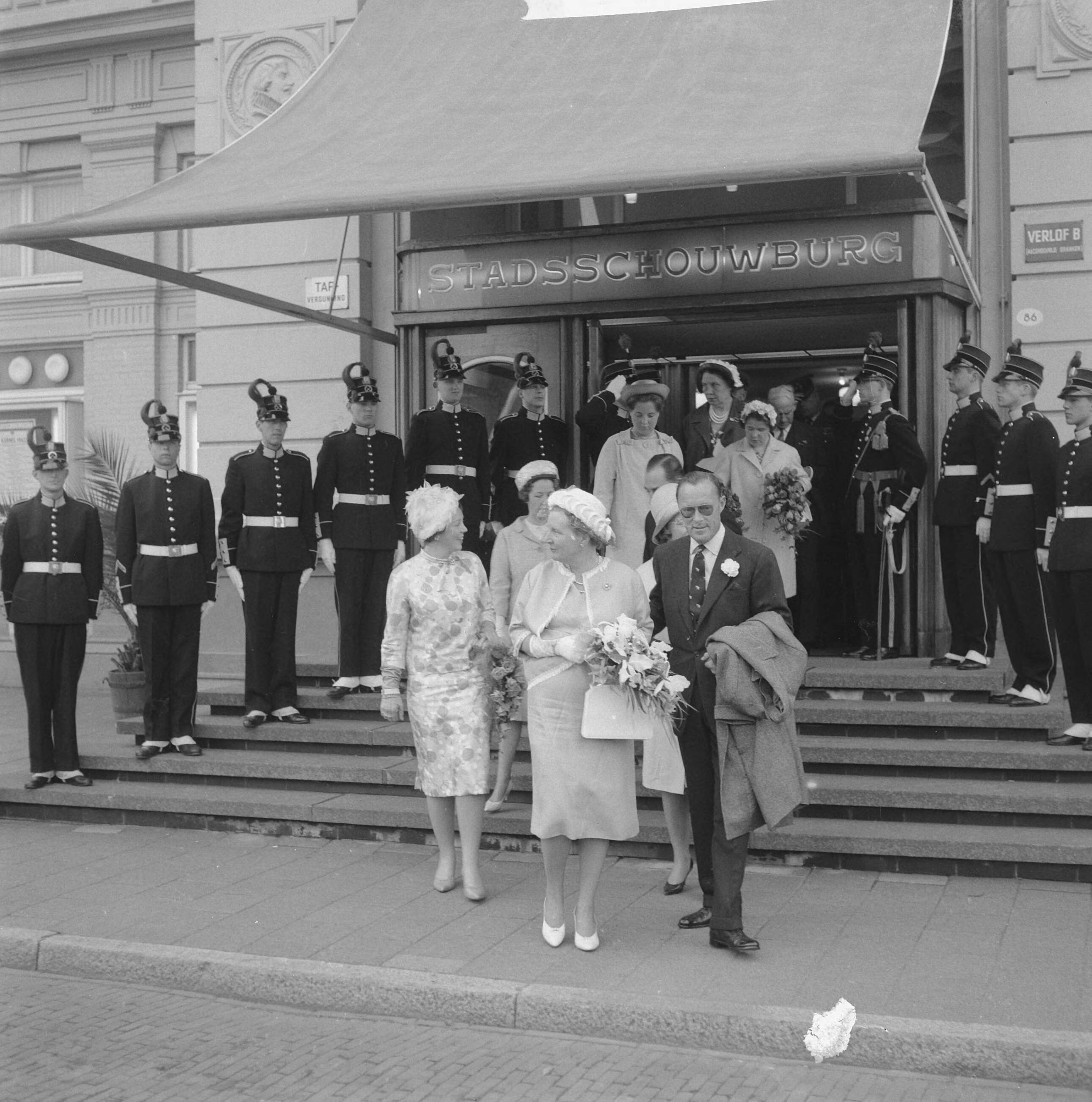 Koninklijk bezoek aan Groningen en Friesland (1962) — Koninklijk bezoek aan Groningen — Foto: Merk, Ben / Anefo. Licentie: Set B: Rechtenvrij / Publiek Domein. Bron: Nationaal Archief. http://hdl.handle.net/10648/aa0724c2-d0b4-102d-bcf8-003048976d84