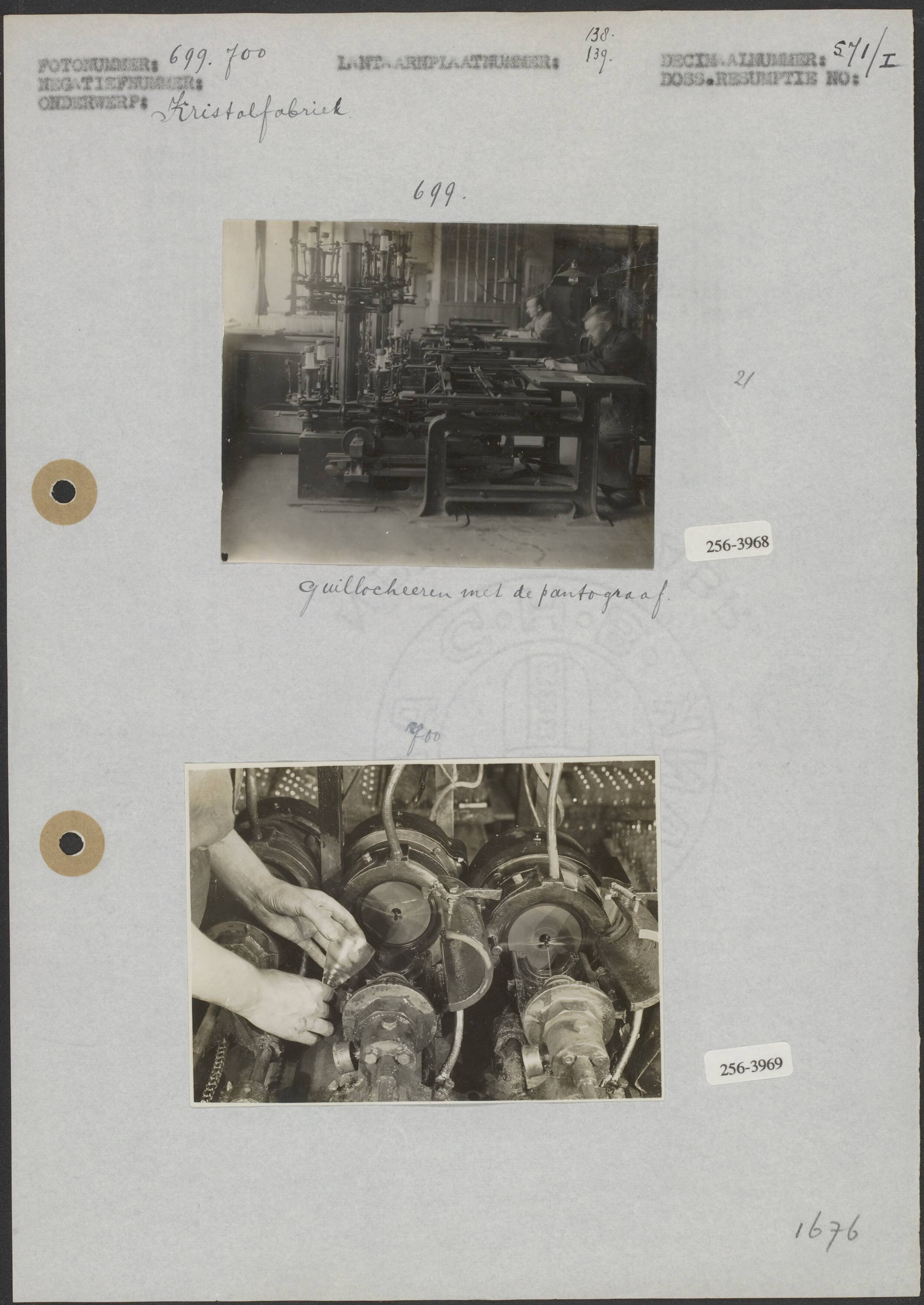Kristalfabriek De Sphinx — Foto 1: Kristalfabriek; guillocheren met de pantograaf (8x10 cm; Fotograaf onbekend) Foto 2: Kristalfabriek; guillocheren met de pantograaf (8x11 cm; Fotograaf onbekend) — Foto: Onbekend / Publiek Domein of Rechtenvrij. Licentie: Set B: Rechtenvrij / Publiek Domein. Bron: Nationaal Archief. http://hdl.handle.net/10648/b06a2e86-d0b4-102d-bcf8-003048976d84