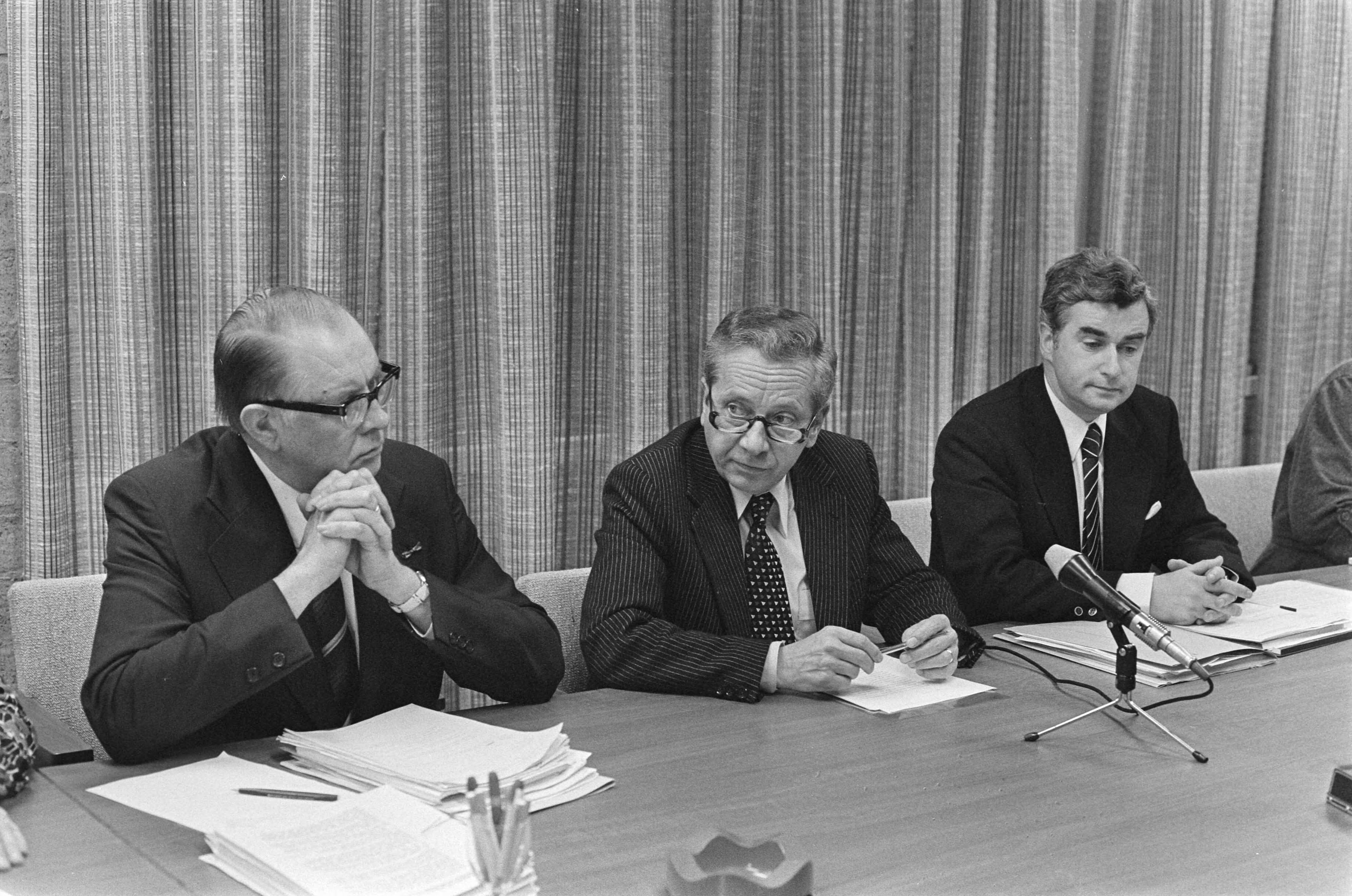 Fotocollectie Anefo — Projektgroep Nazorg Slachtoffers Gijzelingen geinstalleerd door Hendriks, in Utrecht; v.l.n.r. prof dr. J. Bastiaan staatssecretaris Hendriks en zenuwarts J. — Foto: Peters, Hans / Anefo. Licentie: Set B: Rechtenvrij / Publiek Domein. Bron: Nationaal Archief. http://hdl.handle.net/10648/ac7acdd0-d0b4-102d-bcf8-003048976d84