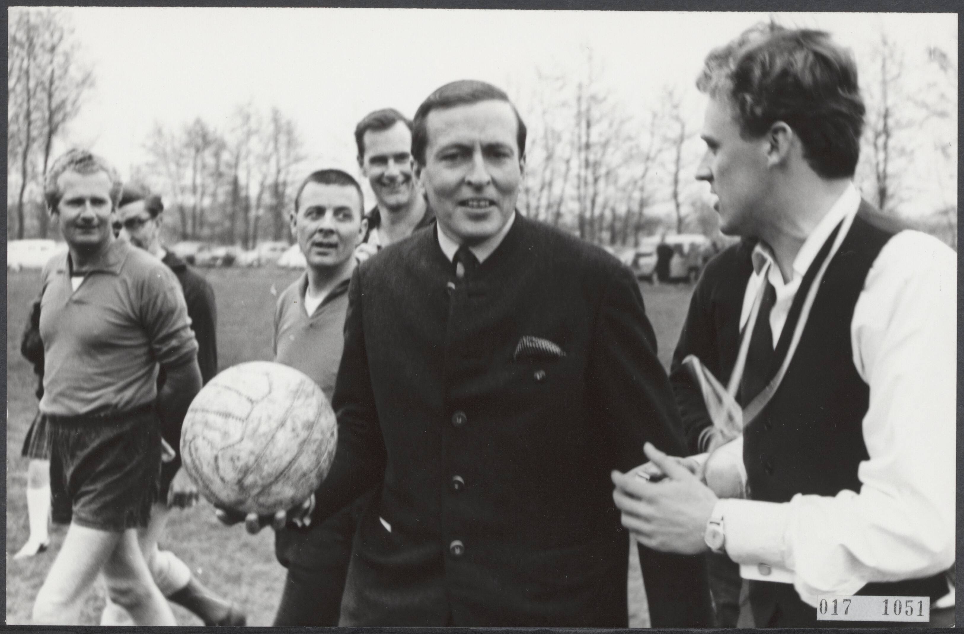 Fotocollectie Elsevier Binnenland — Prins Claus verrichte de aftrap bij de voetbalwedstrijd tussen het perselftal van wachtende journalisten bij Drakensteyn en personeel van paleis Soestdijk. De verslaggevers verloren met 6-1. Scheidsrechter Richard Mathijsen van de RVD, die al twee weken in Lage Vuursche zit, legt de prins uit hoe zo'n aftrap gedaan moet worden — Foto: Koch, Eric / Anefo. Licentie: Set B: Rechtenvrij / Publiek Domein. Bron: Nationaal Archief. http://hdl.handle.net/10648/adbfd67c-d0b4-102d-bcf8-003048976d84