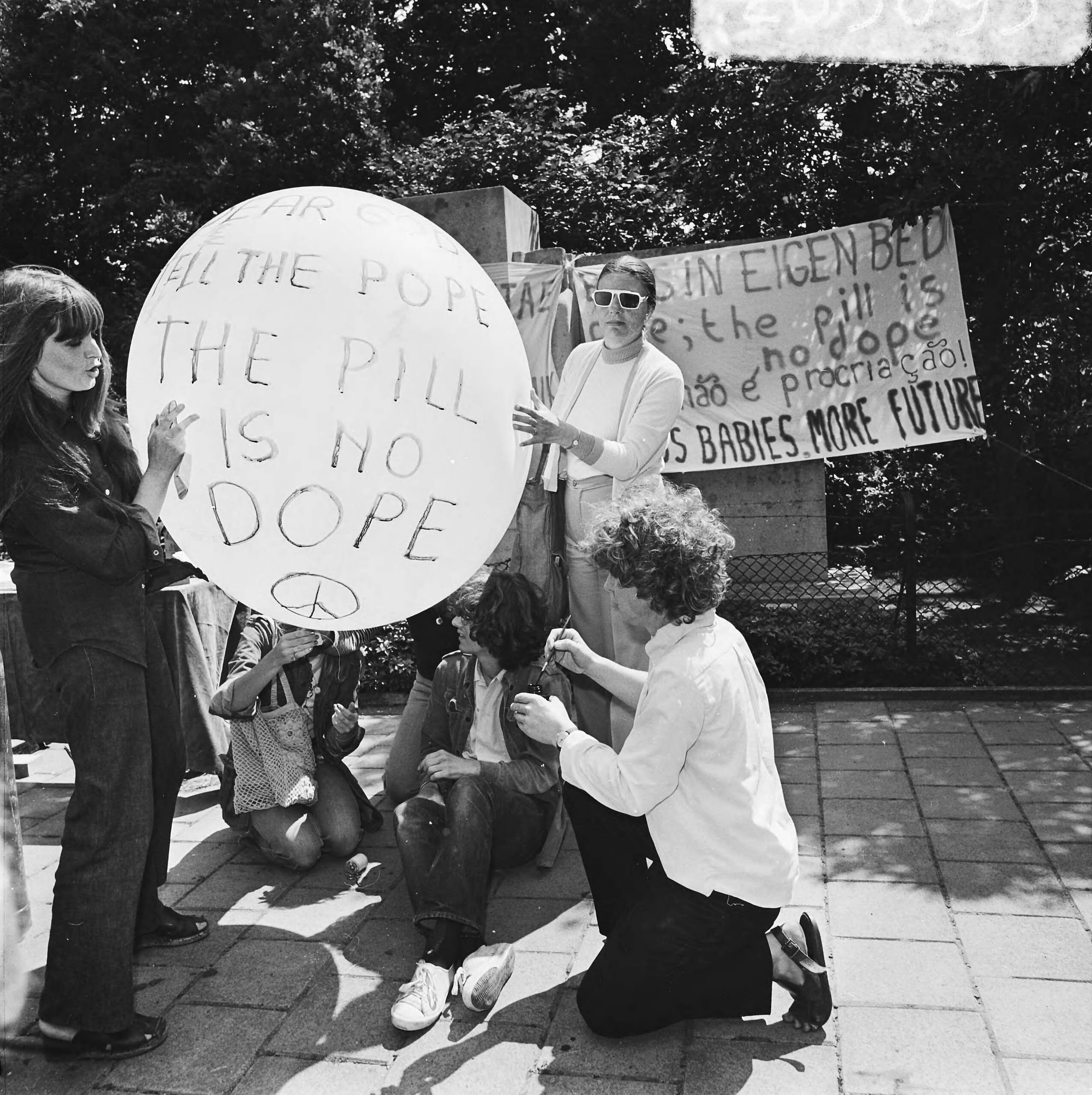Fotocollectie Anefo — Dolle Mina beweging protesteert bij Pauselijke Nuntius te Den Haag tegen geboortebeperkingsvoorschriften van RK-ke ballon wordt opgelaten, tekst wordt op ballon — Foto: Mieremet, Rob / Anefo. Licentie: Set B: Rechtenvrij / Publiek Domein. Bron: Nationaal Archief. http://hdl.handle.net/10648/ac327f4e-d0b4-102d-bcf8-003048976d84