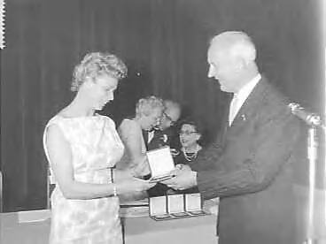 Fotocollectie Anefo — Uitreiking van de toneelprijzen 1958-1959 in de stadsschouwburg te Haarlem, Annie De Lange en burgemeester Cremers — Foto: Bilsen, Joop van / Anefo. Licentie: Set B: Rechtenvrij / Publiek Domein. Bron: Nationaal Archief. http://hdl.handle.net/10648/a99540b4-d0b4-102d-bcf8-003048976d84