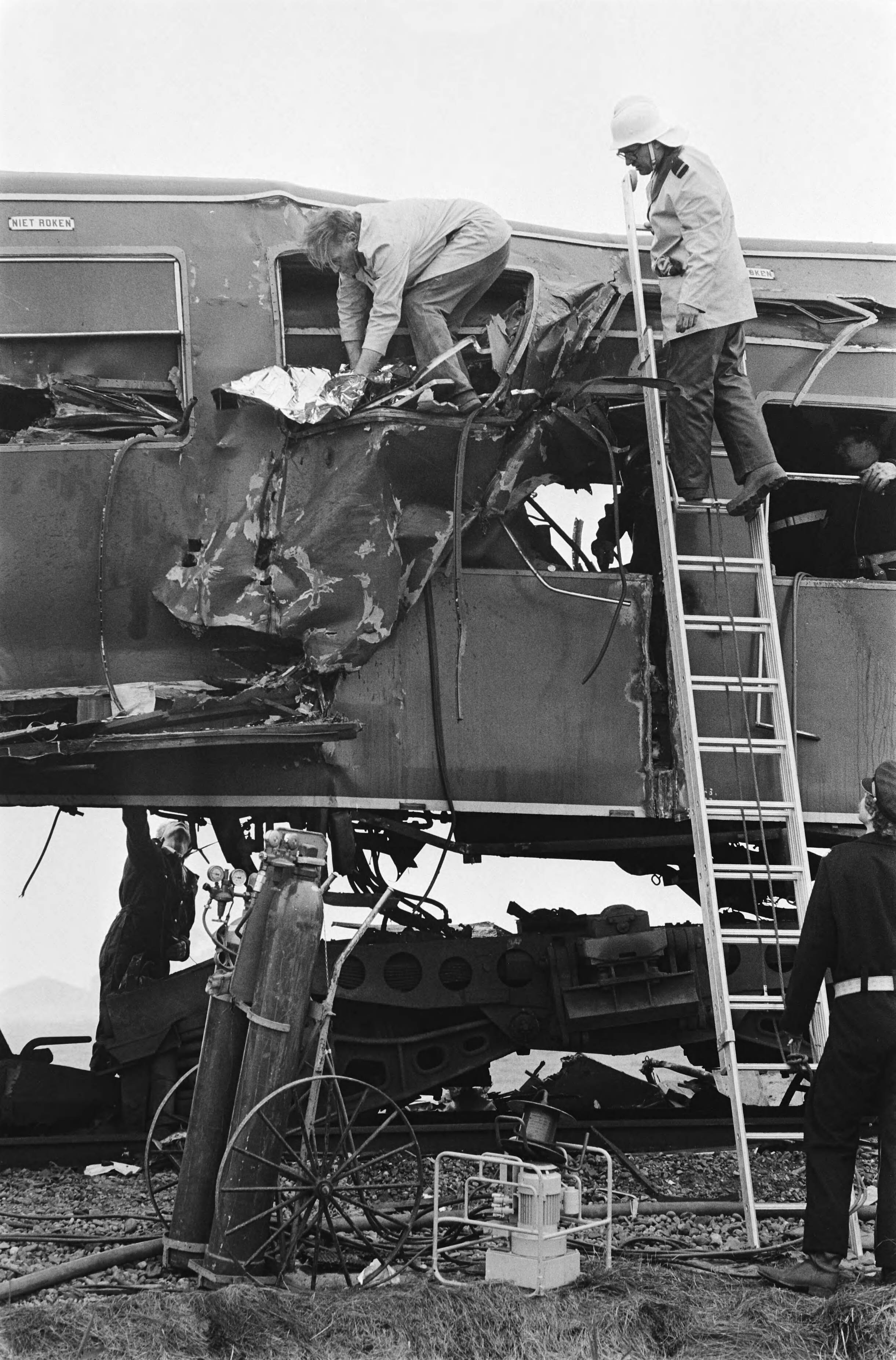 Treinramp te Sauwerd — Hulp inspecteert — Foto: Pereira, Fernando / Anefo. Licentie: Set B: Rechtenvrij / Publiek Domein. Bron: Nationaal Archief. http://hdl.handle.net/10648/ace48c20-d0b4-102d-bcf8-003048976d84