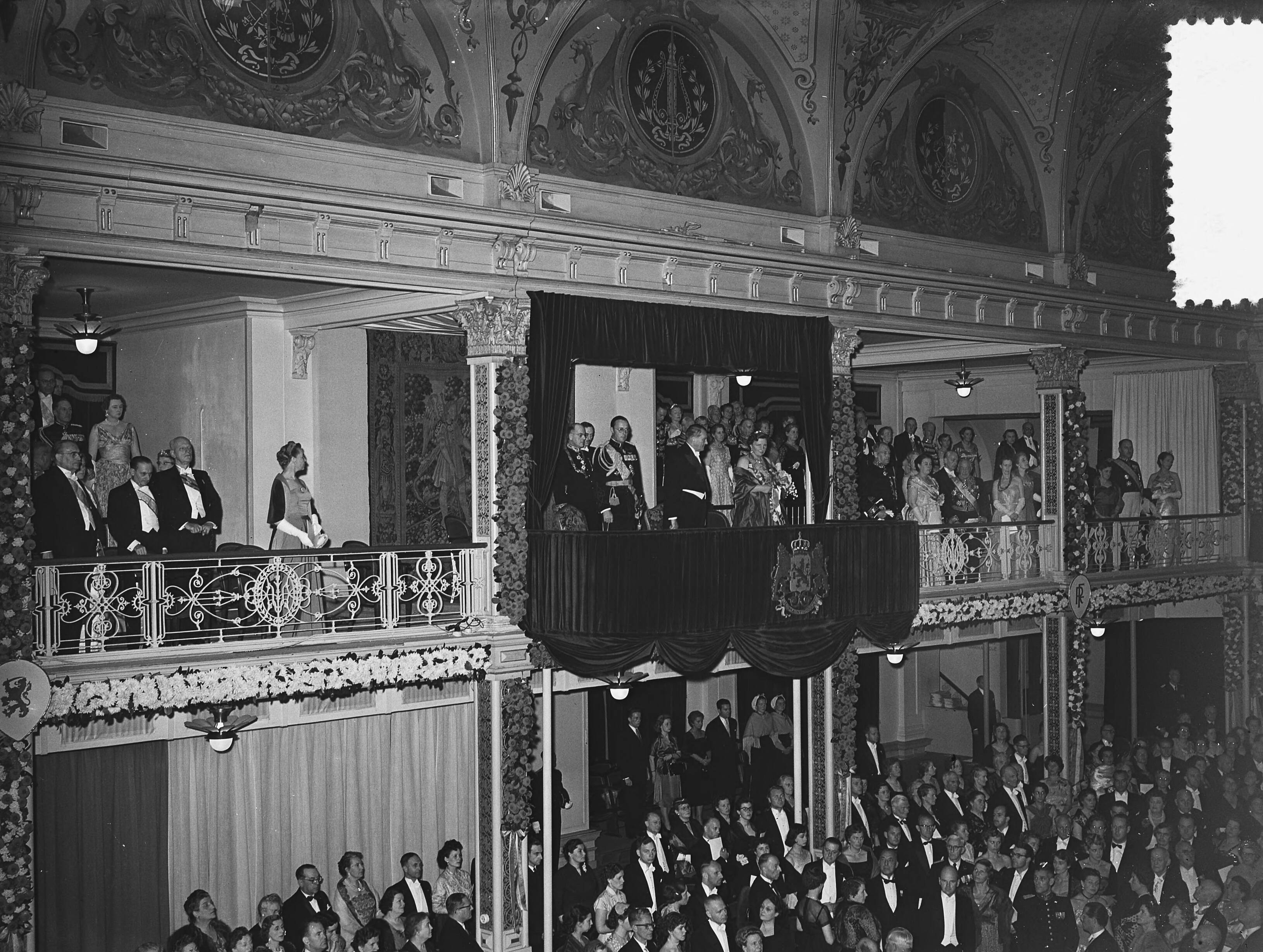 Staatsbezoek Franse president René Coty (1954) — Staatsbezoek Franse president René Coty. Tweede dag. Bezoek aan Den Haag. Galaconcertin het Kurhaus te Scheveningen — Foto: Bilsen, Joop van / Anefo. Licentie: Set B: Rechtenvrij / Publiek Domein. Bron: Nationaal Archief. http://hdl.handle.net/10648/a92653a2-d0b4-102d-bcf8-003048976d84