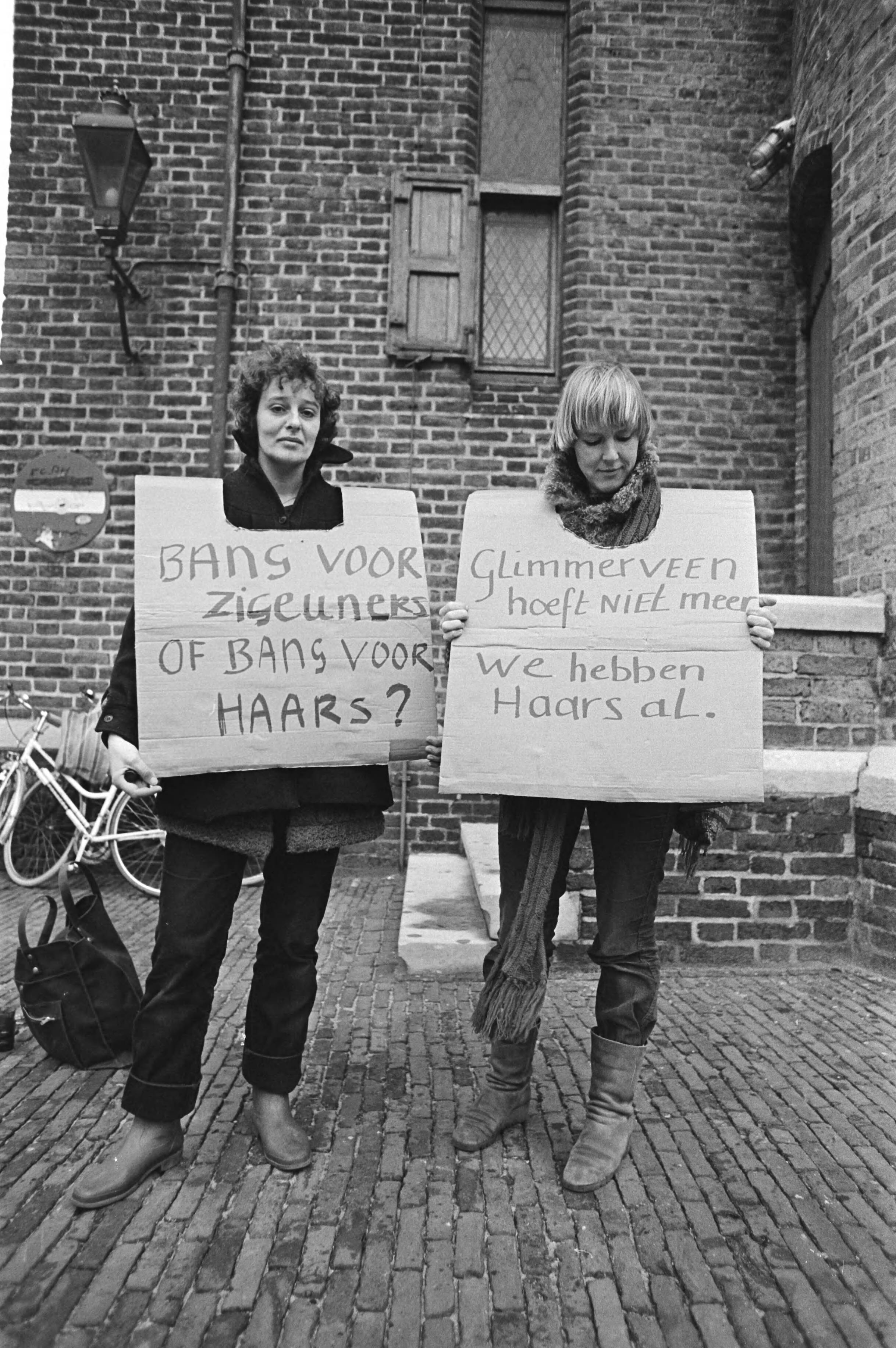 Fotocollectie Anefo — Twee demonstranten op Binnenhof in Den Haag tegen de behandeling van de zigeuners — Foto: Croes, Rob C. / Anefo. Licentie: Set B: Rechtenvrij / Publiek Domein. Bron: Nationaal Archief. http://hdl.handle.net/10648/acf2efa4-d0b4-102d-bcf8-003048976d84