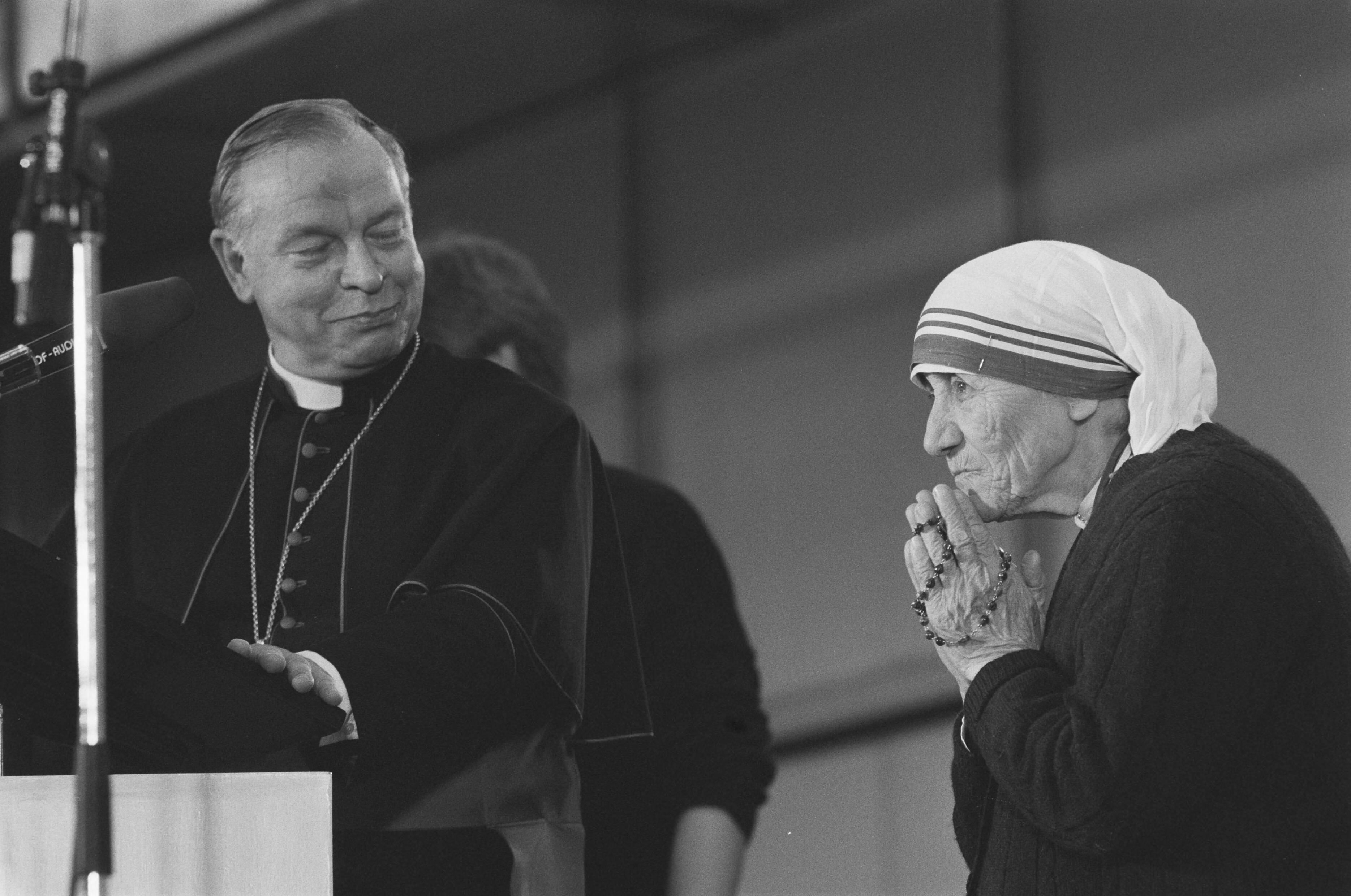 Fotocollectie Anefo — Bijeenkomst Contact Rooms Katholieken in Utrecht; Moeder Teresa en mgr. Bar — Foto: Croes, Rob C. / Anefo. Licentie: Set B: Rechtenvrij / Publiek Domein. Bron: Nationaal Archief. http://hdl.handle.net/10648/ad6b14e8-d0b4-102d-bcf8-003048976d84