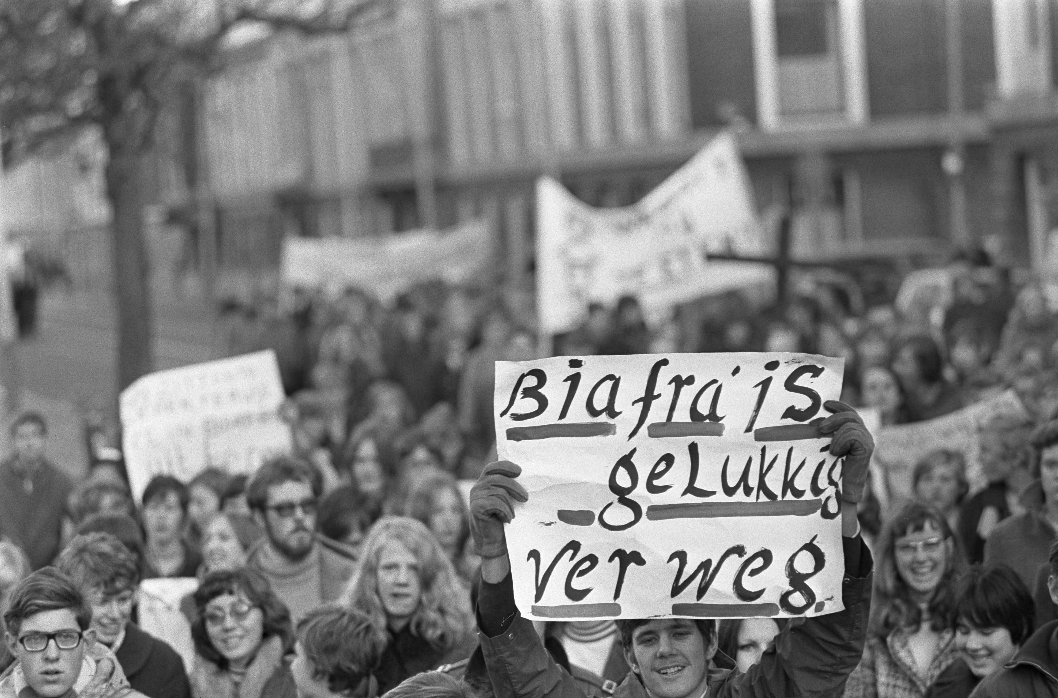 Fotocollectie Anefo — Ongeveer 10.000 kinderen van scholen uit het gehele land demonstreerden in Den Haag om de regering te herinneren aan de hongersnood in Biafra. Demonstranten met borden — Foto: Mieremet, Rob / Anefo. Licentie: Set B: Rechtenvrij / Publiek Domein. Bron: Nationaal Archief. http://hdl.handle.net/10648/ab825920-d0b4-102d-bcf8-003048976d84