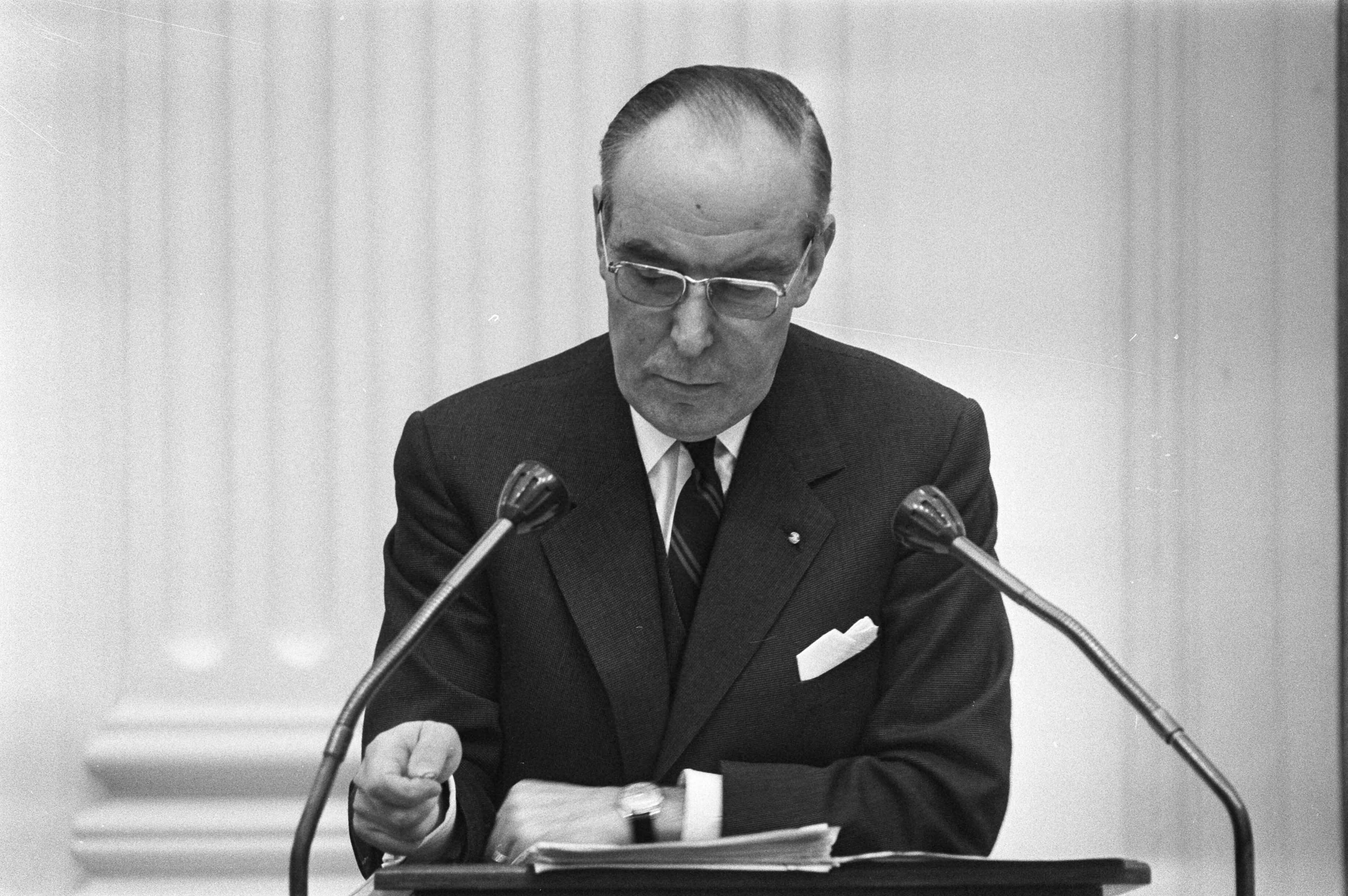 Fotocollectie Anefo — Minister van Volksgezondheid en Milieuhygiëne Stuyt tijdens een debat in de Tweede Kamer in Den Haag — Foto: Peters, Hans / Anefo. Licentie: Set B: Rechtenvrij / Publiek Domein. Bron: Nationaal Archief. http://hdl.handle.net/10648/abd99fa0-d0b4-102d-bcf8-003048976d84
