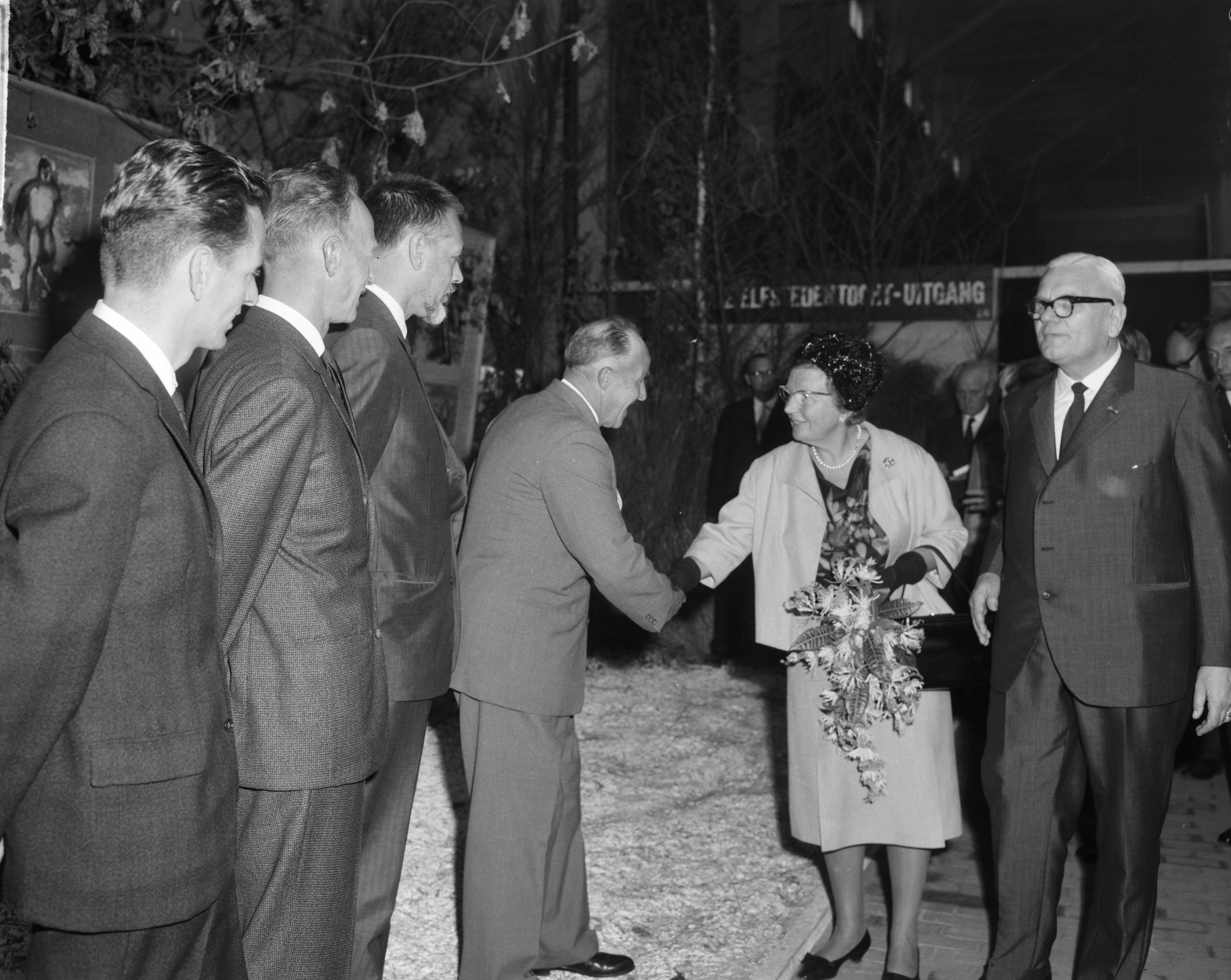 Fotocollectie Anefo — Koningin Juliana bracht een bezoek aan de tentoonstelling "Frisiana" te Leeuwarden. De koningin wordt voorgesteld aan een reeks Elfstedenwinnaars vlnr. Jeen van den Berg (winnaar 1954), Sipke Castelein (gedeeld winnaar 1933), tekenaar Kees Bantzinger wiens Elfstedentekeningen worden geëxposeerd, en Auka Adema (gedeeld winnaar 1940, winnaar 1941), die de hand van de koningin schudt. Rechts de voorzitter van de Vereniging De Friese Elf Steden J.L. Hoogland — Foto: Bilsen, Joop van / Anefo. Licentie: Set B: Rechtenvrij / Publiek Domein. Bron: Nationaal Archief. http://hdl.handle.net/10648/aa45e86a-d0b4-102d-bcf8-003048976d84