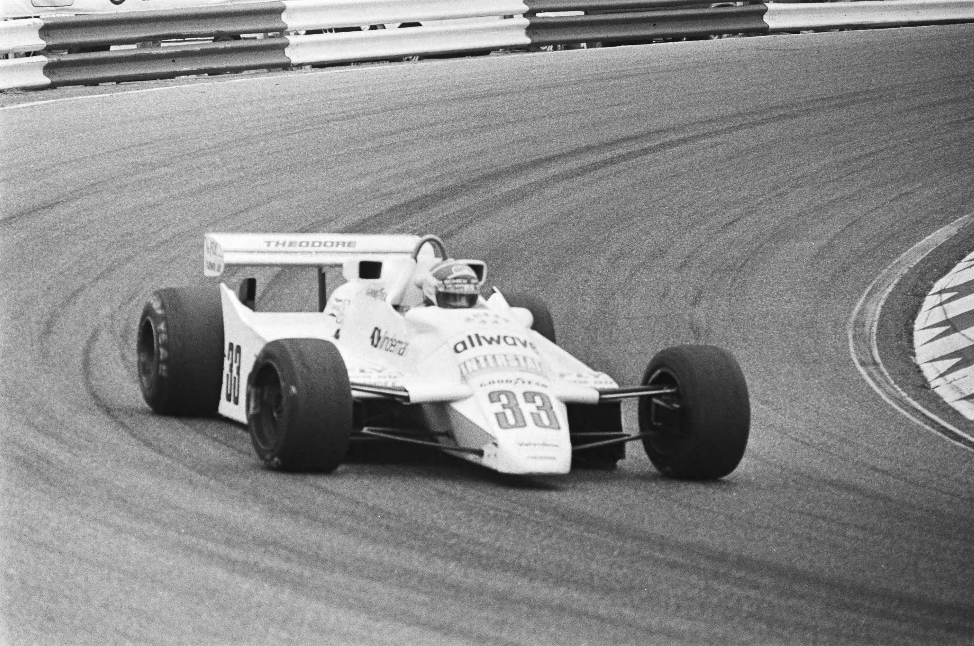 Fotocollectie Anefo — Grand Prix van Nederland te Zandvoort; no. 33 Jan Lammers in aktie — Foto: Dijk, Hans van / Anefo. Licentie: Set B: Rechtenvrij / Publiek Domein. Bron: Nationaal Archief. http://hdl.handle.net/10648/ad1aa72e-d0b4-102d-bcf8-003048976d84