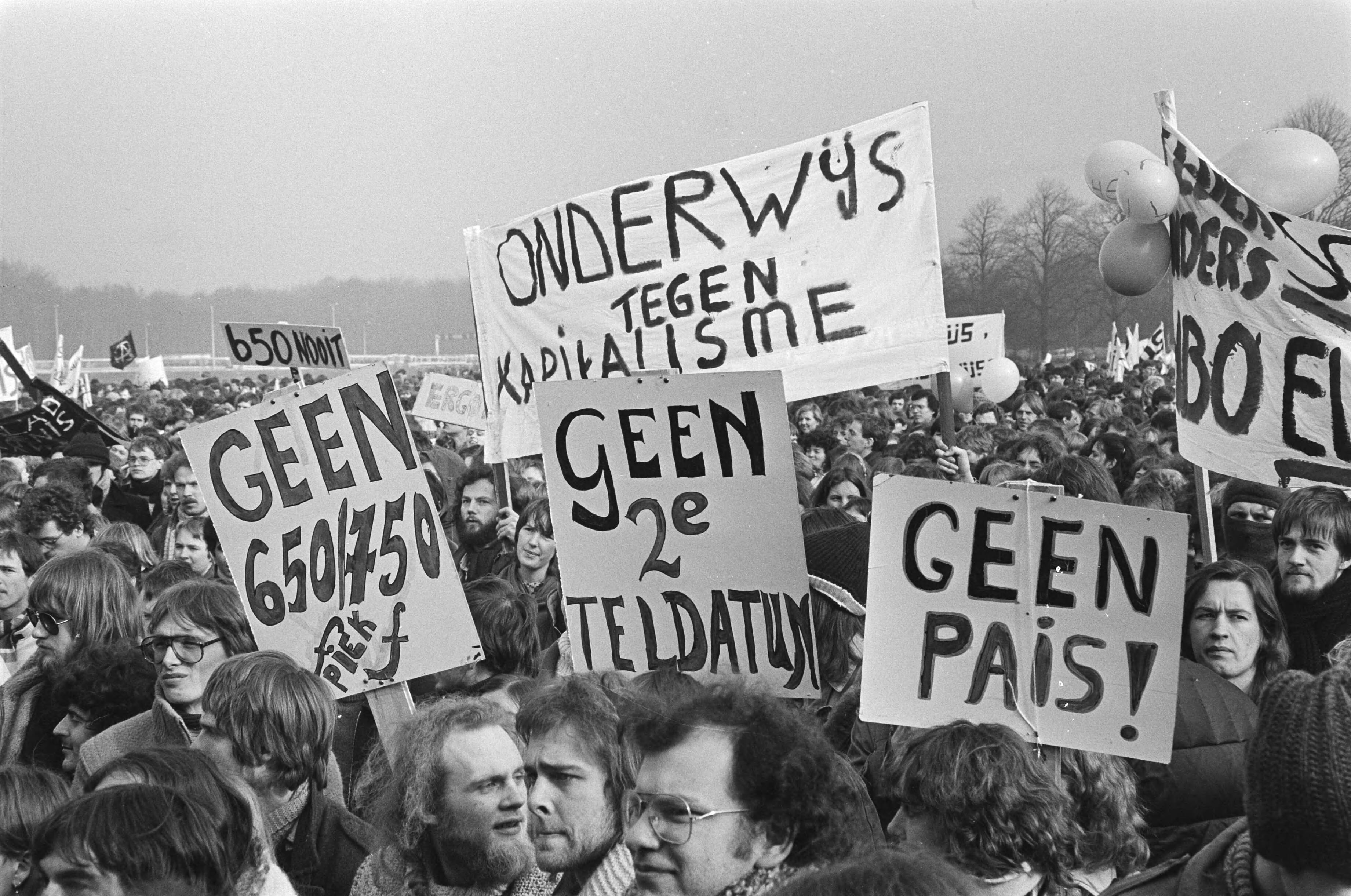 Fotocollectie Anefo — Demonstratie door 10.000 studenten in Den Haag tegen beleid Minister Pais (onderwijs) — Foto: Dijk, Hans van / Anefo. Licentie: Set B: Rechtenvrij / Publiek Domein. Bron: Nationaal Archief. http://hdl.handle.net/10648/acf58c5a-d0b4-102d-bcf8-003048976d84