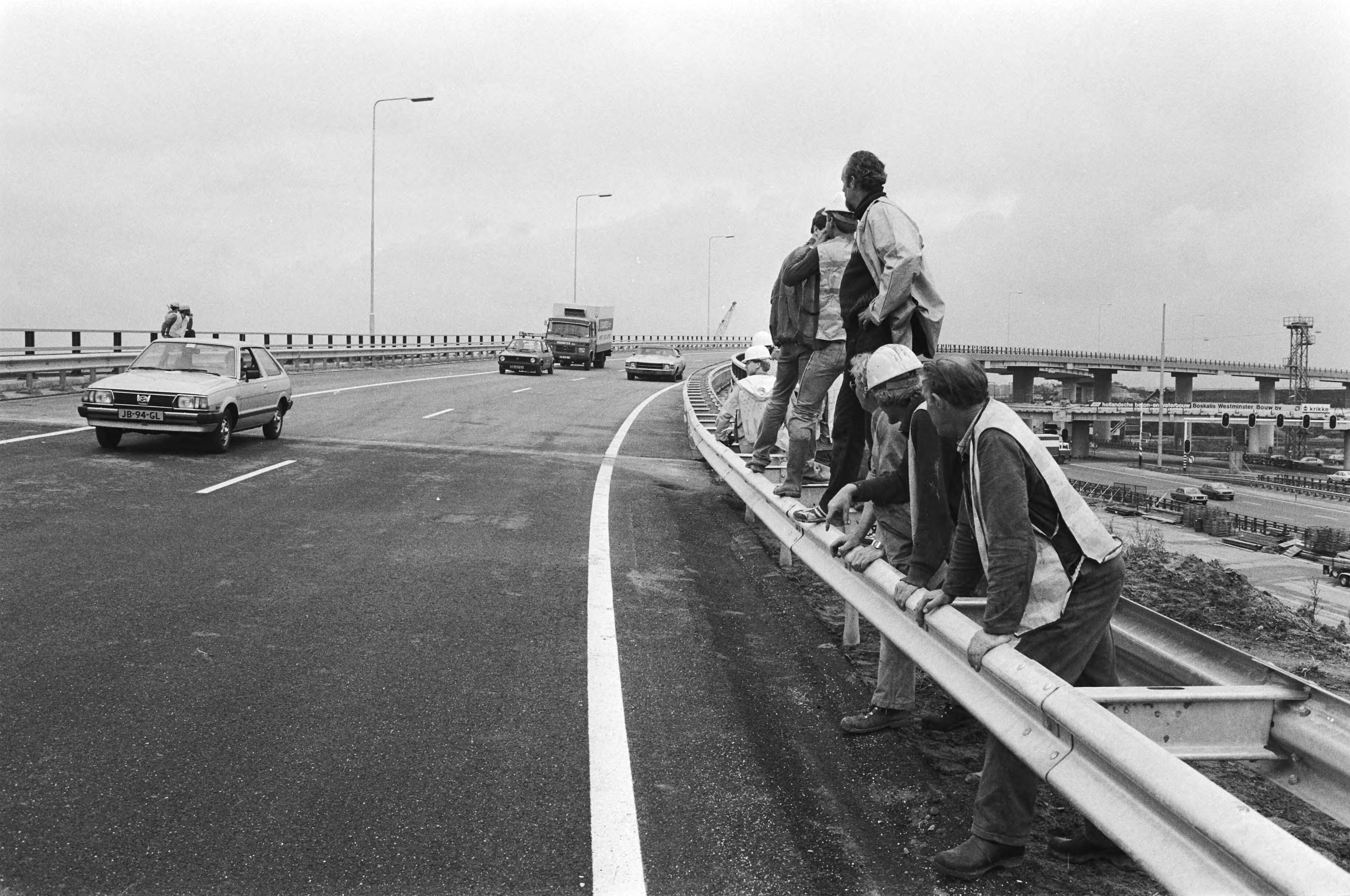 In gebruikneming van de eerste "Fly-over" op het vernieuwde kruispunt Leidschendam — Wegwerkers bij de vangrail — Foto: Antonisse, Marcel / Anefo. Licentie: Set B: Rechtenvrij / Publiek Domein. Bron: Nationaal Archief. http://hdl.handle.net/10648/ad1f5ad0-d0b4-102d-bcf8-003048976d84