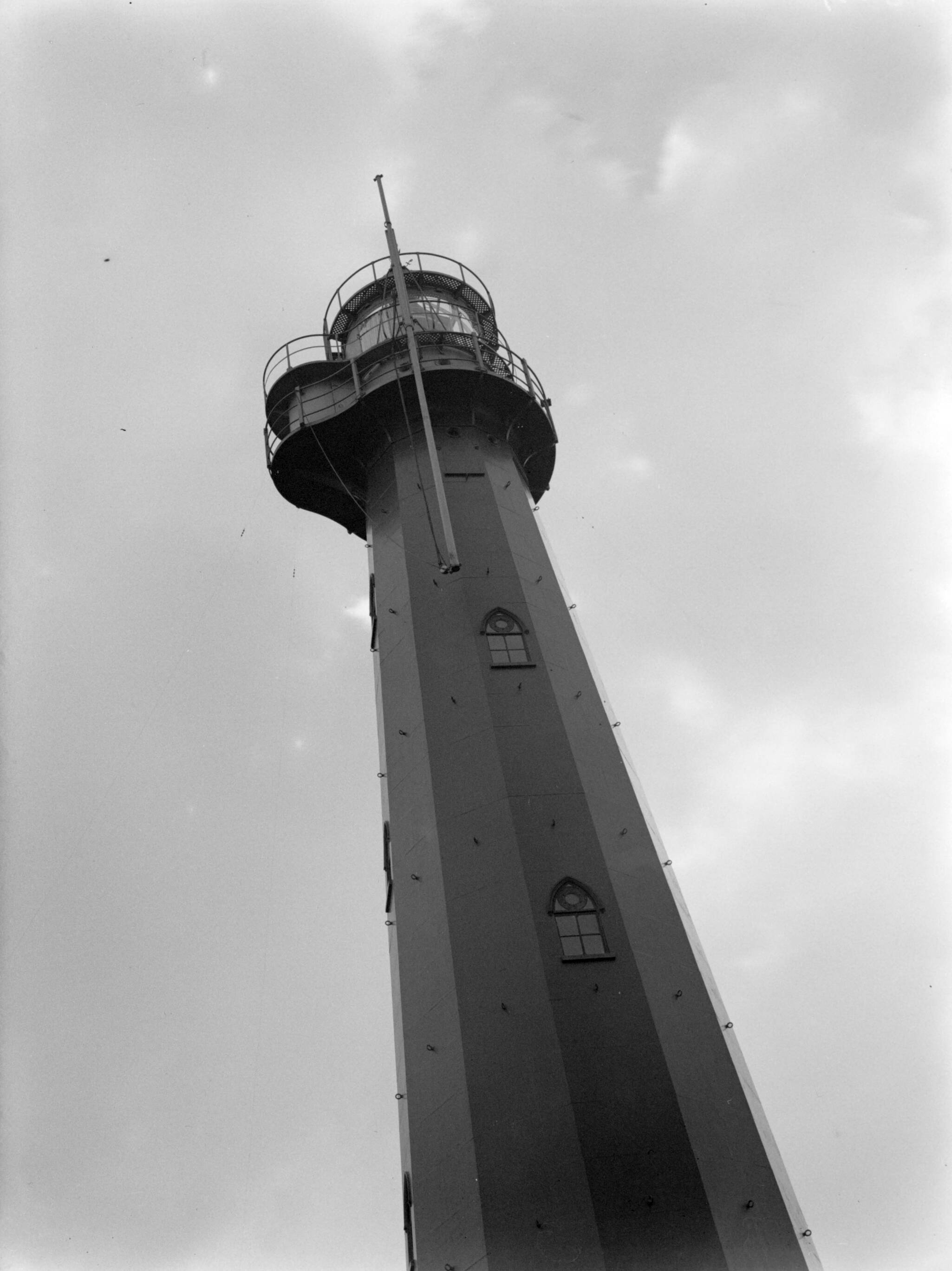 Fotocollectie Van de Poll — De vuurtoren van Scheveningen — Foto: Poll, Willem van de. Licentie: Set B: Rechtenvrij / Publiek Domein. Bron: Nationaal Archief. http://hdl.handle.net/10648/ae9c55fc-d0b4-102d-bcf8-003048976d84