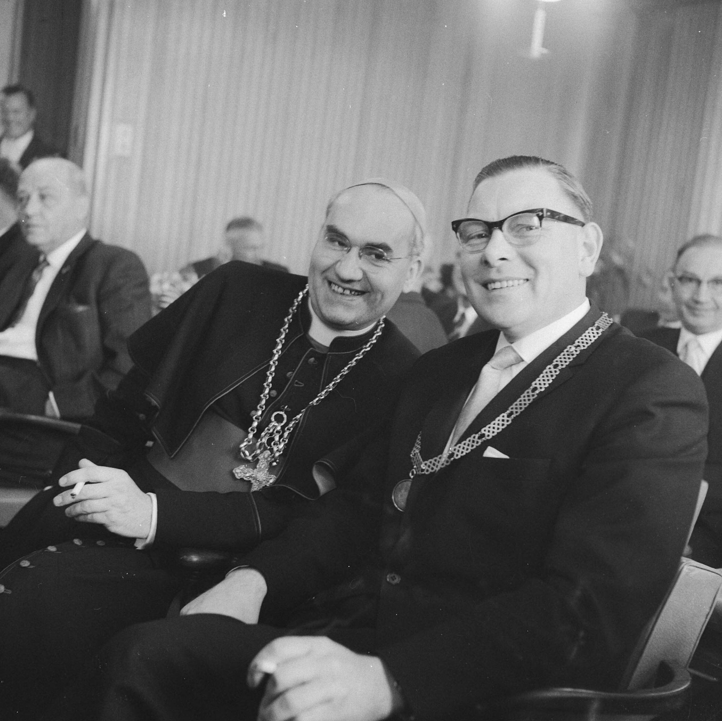 Fotocollectie Anefo — Werkbezoek van mgr. dr. J.A.E. van Dodewaard, bisschop van Haarlem, aan de Zaanstreek. De bisschop en de burgemeester van Zaandam, Gé Franken — Foto: Nijs, Jac. de / Anefo. Licentie: Set B: Rechtenvrij / Publiek Domein. Bron: Nationaal Archief. http://hdl.handle.net/10648/a9d4851c-d0b4-102d-bcf8-003048976d84