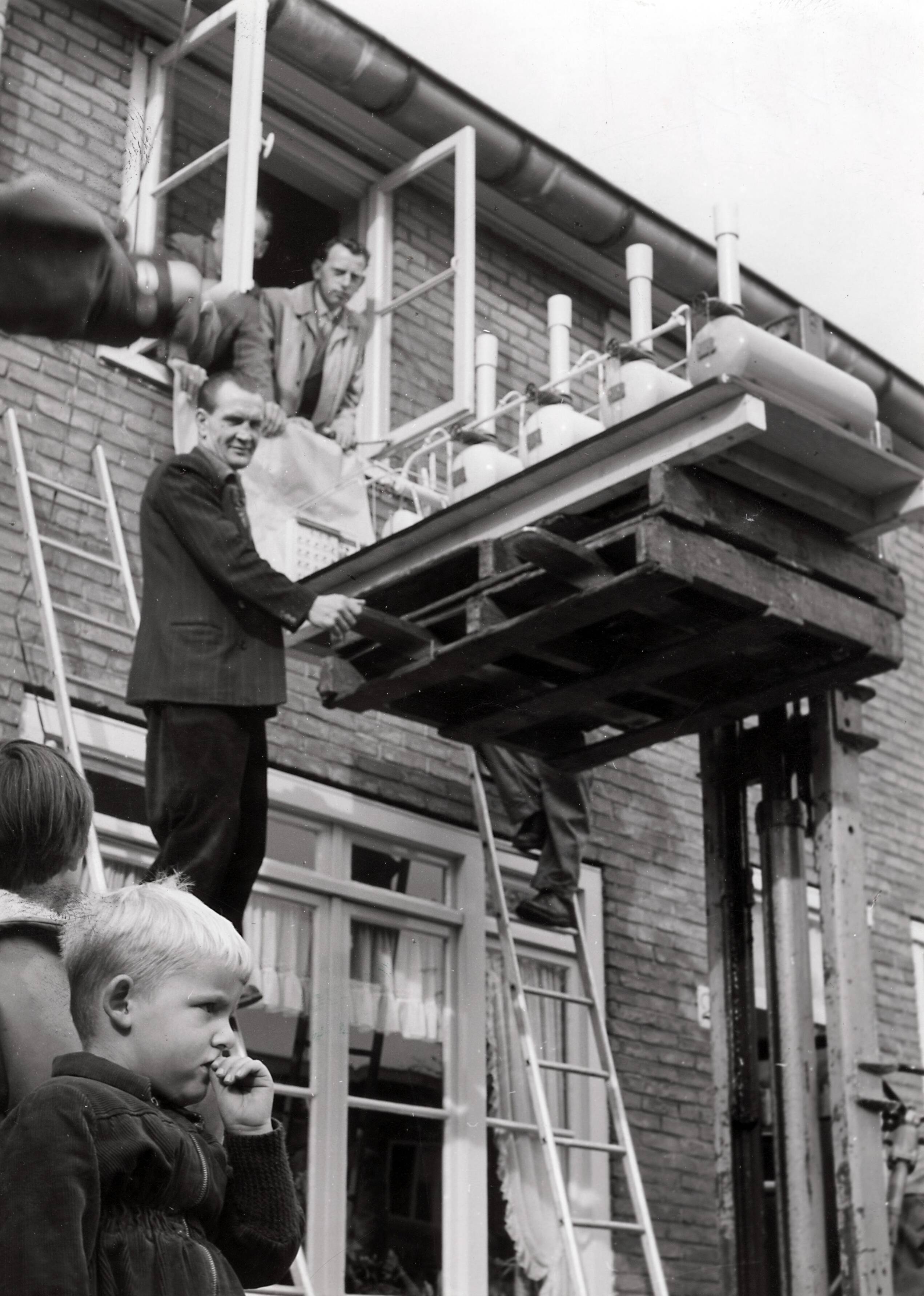 Collectie nader te bepalen — Drukkerij N.V. De Spaarnestad. Tentoonstelling vrijetijdsbesteding personeel, 1960 — Foto: Fotograaf Onbekend / Fotobureau onbekend / Spaarnestad Photo (05887). Licentie: Set B: Rechtenvrij / Publiek Domein. Bron: Nationaal Archief. http://hdl.handle.net/10648/35429da6-3e59-a382-e063-6df0900a6686