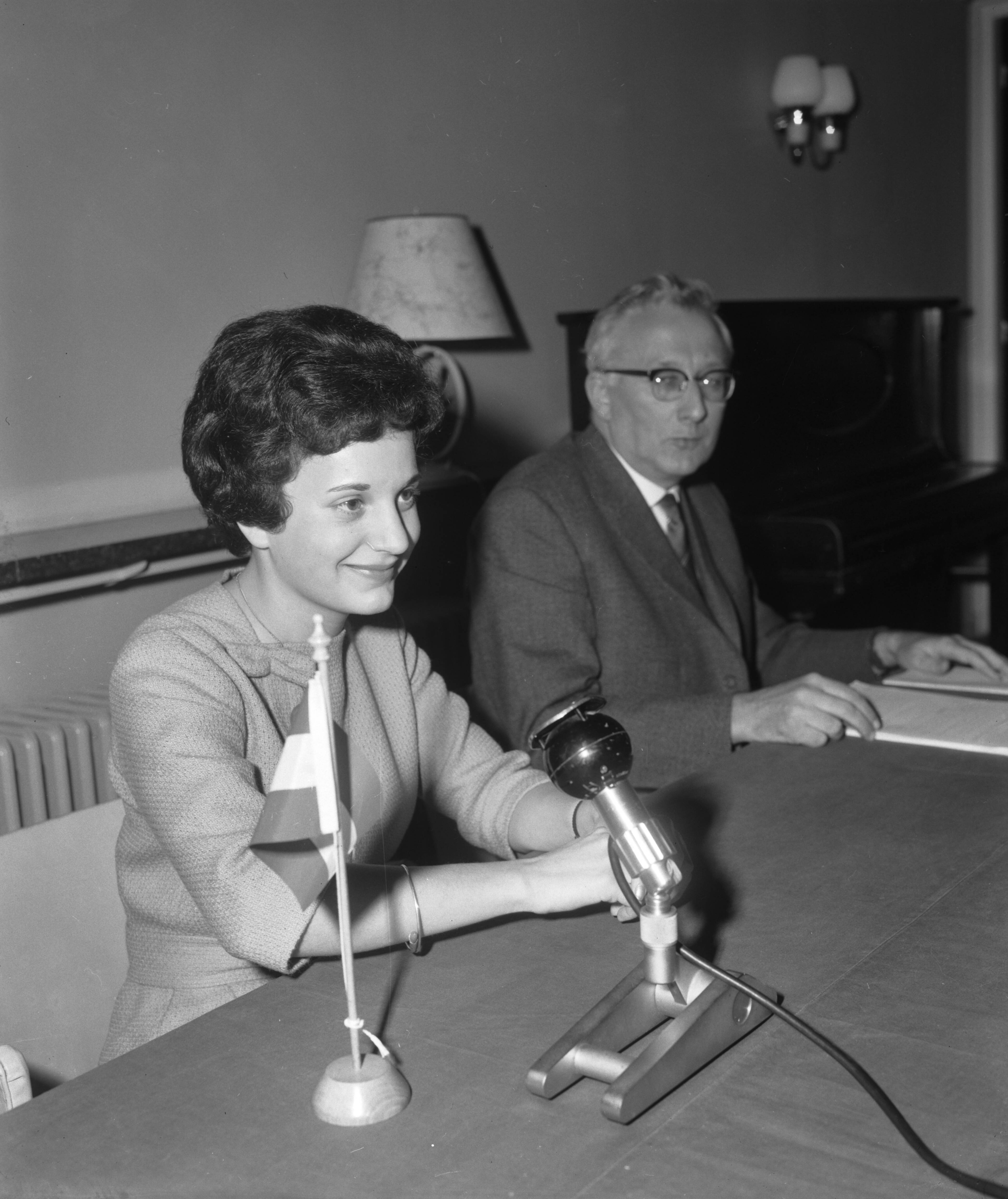 Fotocollectie Anefo — Persconferentie van Anneke Beekman in Maastricht — Foto: Koch, Eric / Anefo. Licentie: Set B: Rechtenvrij / Publiek Domein. Bron: Nationaal Archief. http://hdl.handle.net/10648/a9eec508-d0b4-102d-bcf8-003048976d84