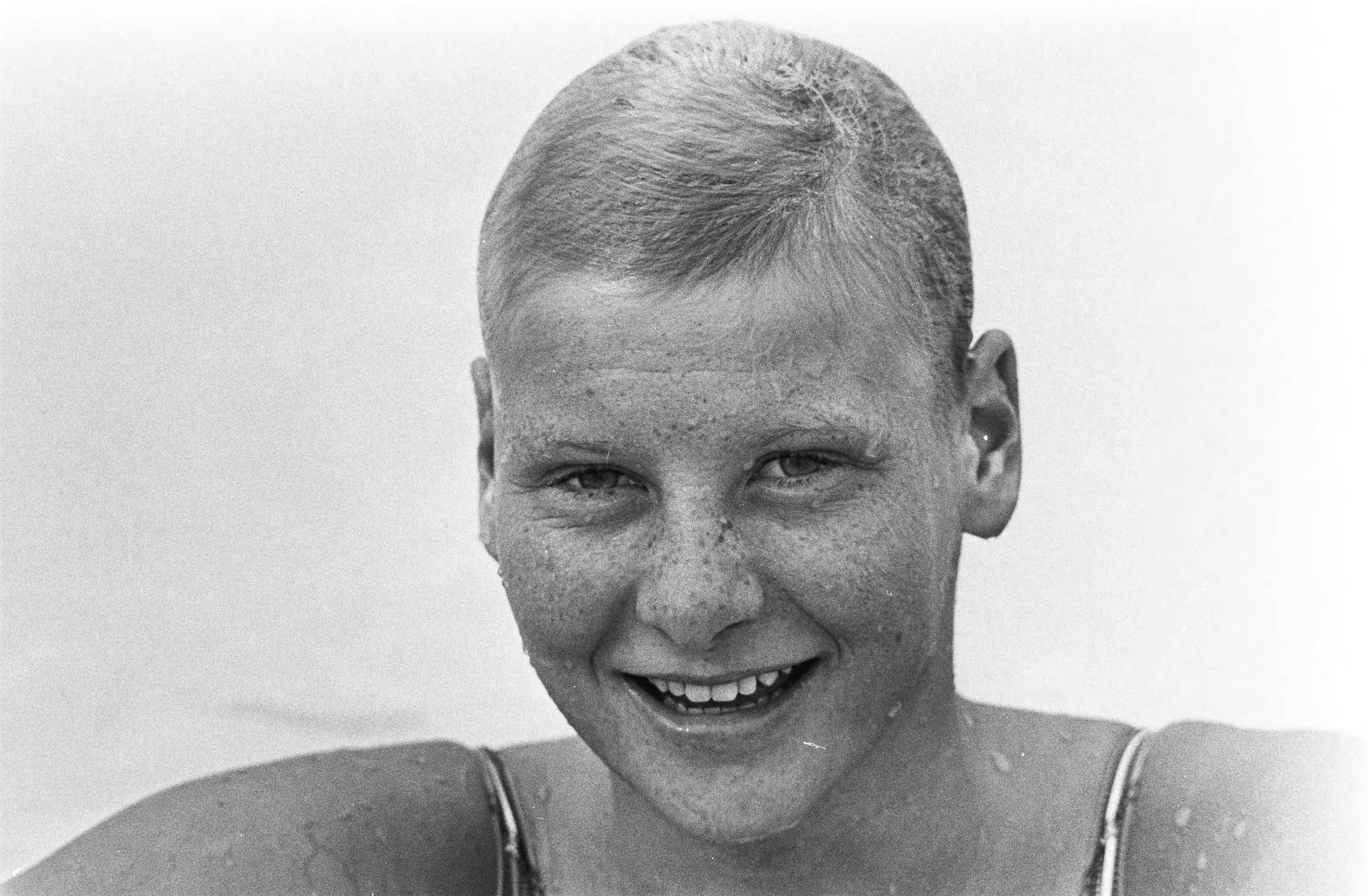 Fotocollectie Anefo — Nationale kampioenschappen zwemmen te Den Haag , Linda de Boer kop — Foto: Peters, Hans / Anefo. Licentie: Set B: Rechtenvrij / Publiek Domein. Bron: Nationaal Archief. http://hdl.handle.net/10648/abc80858-d0b4-102d-bcf8-003048976d84