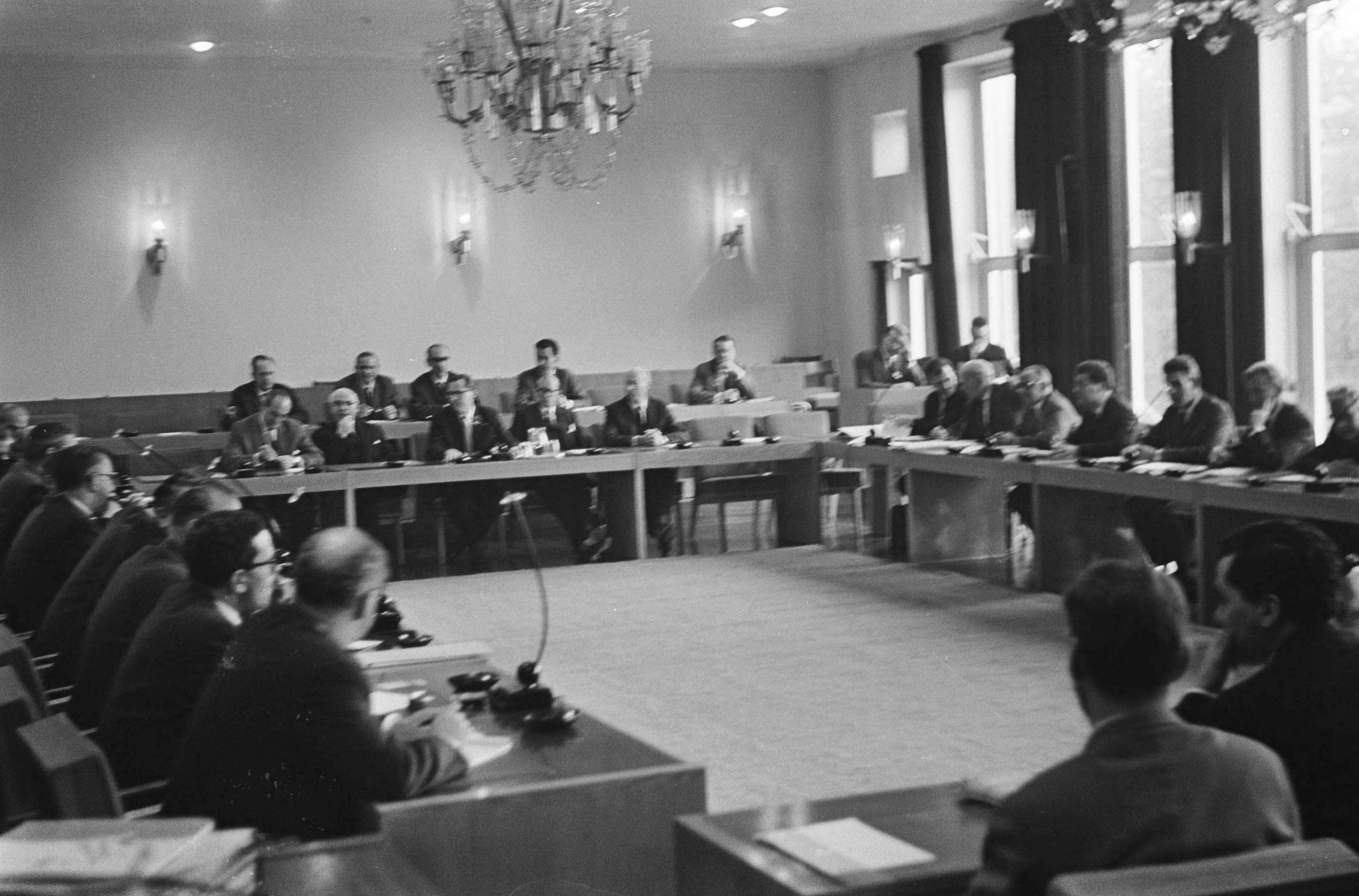 Fotocollectie Anefo — Loonoverleg in SER te Den Haag , overzicht tijdens vergadering — Foto: Koch, Eric / Anefo. Licentie: Set B: Rechtenvrij / Publiek Domein. Bron: Nationaal Archief. http://hdl.handle.net/10648/aa8479cc-d0b4-102d-bcf8-003048976d84