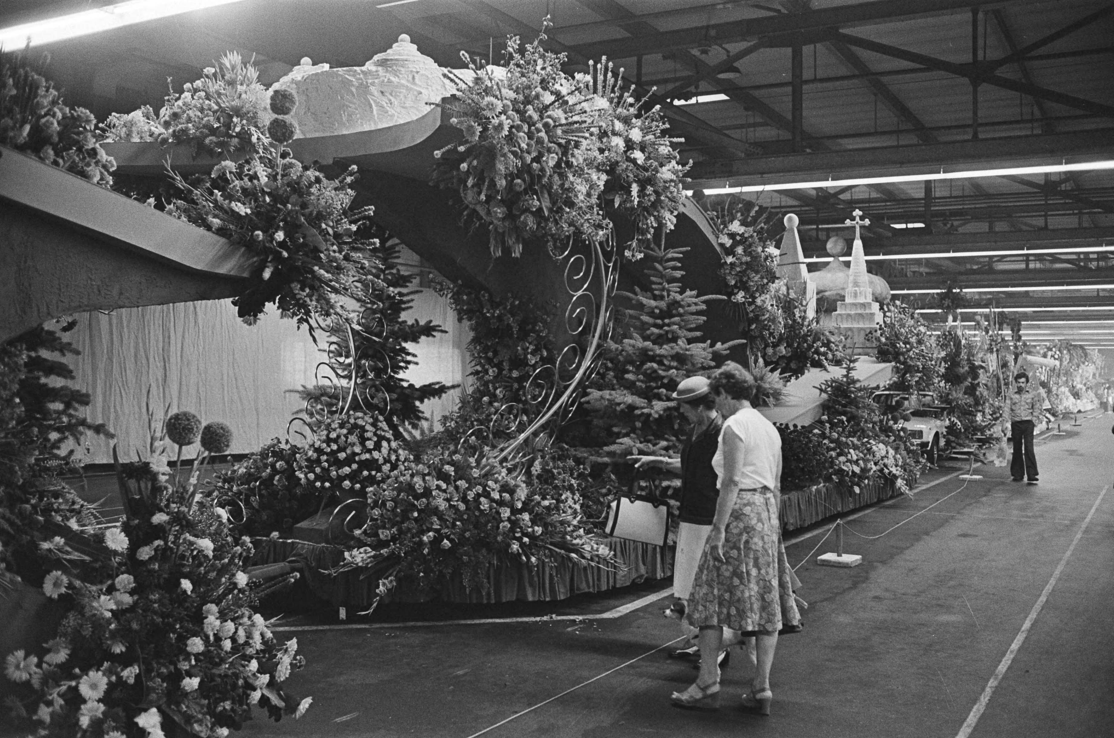 Fotocollectie Anefo — Praalwagen van het Aalsmeers bloemencorso — Foto: Suyk, Koen / Anefo. Licentie: Set B: Rechtenvrij / Publiek Domein. Bron: Nationaal Archief. http://hdl.handle.net/10648/acd01146-d0b4-102d-bcf8-003048976d84