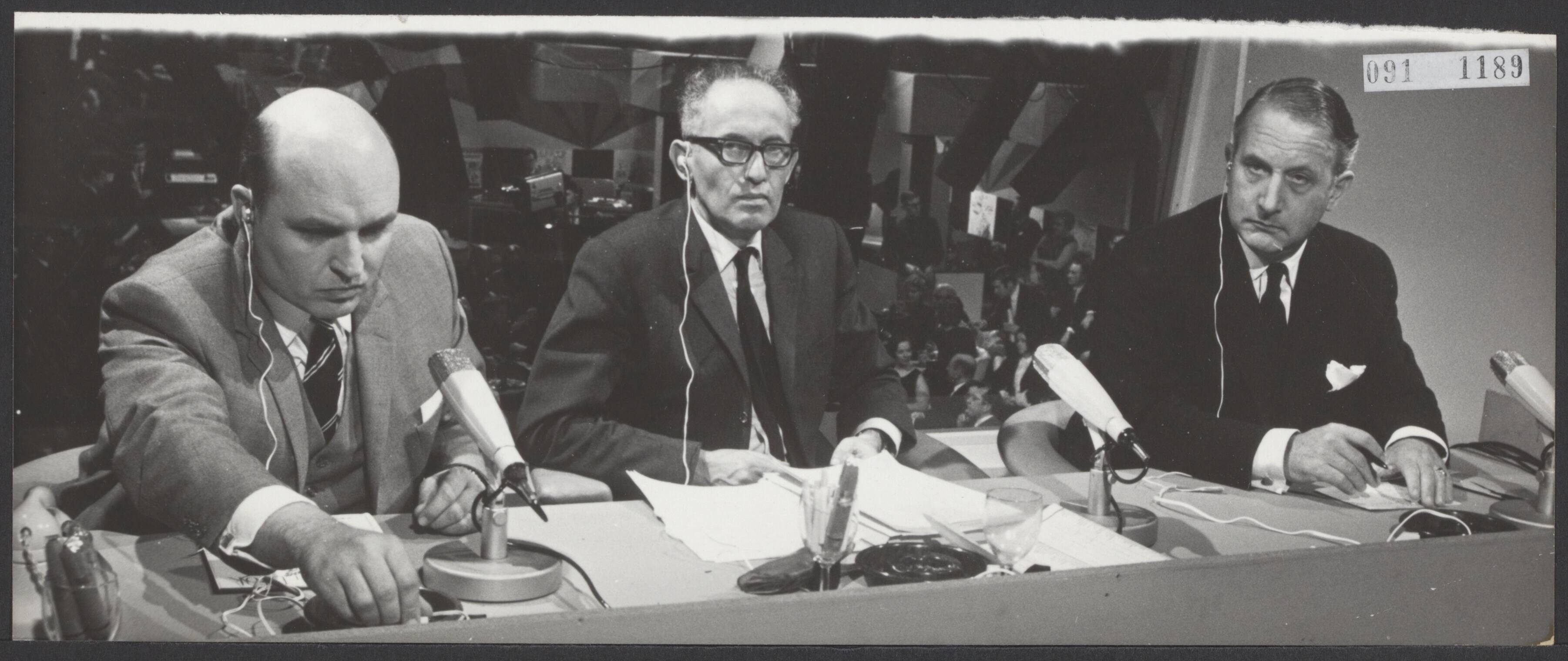Fotocollectie Elsevier Binnenland — Presidentsverkiezing in de Verenigde Staten. Vanuit Studio 1 zond de NTS de gehele een direct programma uit. Vlnr. de drie commentatoren H.J. Neuman, prof. dr. L. de Jong en mr. G.B.J. Hilterman — Foto: Koch, Eric / Anefo. Licentie: Set B: Rechtenvrij / Publiek Domein. Bron: Nationaal Archief. http://hdl.handle.net/10648/ae22322c-d0b4-102d-bcf8-003048976d84
