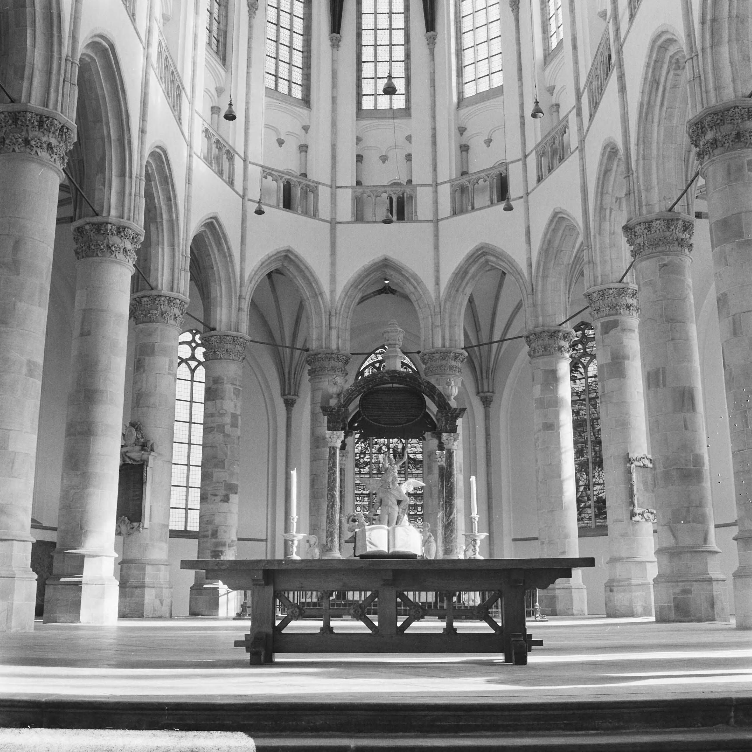 Restauratie van de Grote of St. Jacobskerk te Den Haag in verband met huwelijk van prinses Margriet met mr. Pieter van Vollenhoven — Den Haag|Zuid-Holland|restauraties |kerkgebouwen|Sint-Jacobuskerk — Foto: Voets, Jan / Anefo. Licentie: Set B: Rechtenvrij / Publiek Domein. Bron: Nationaal Archief. http://hdl.handle.net/10648/ab029d16-d0b4-102d-bcf8-003048976d84