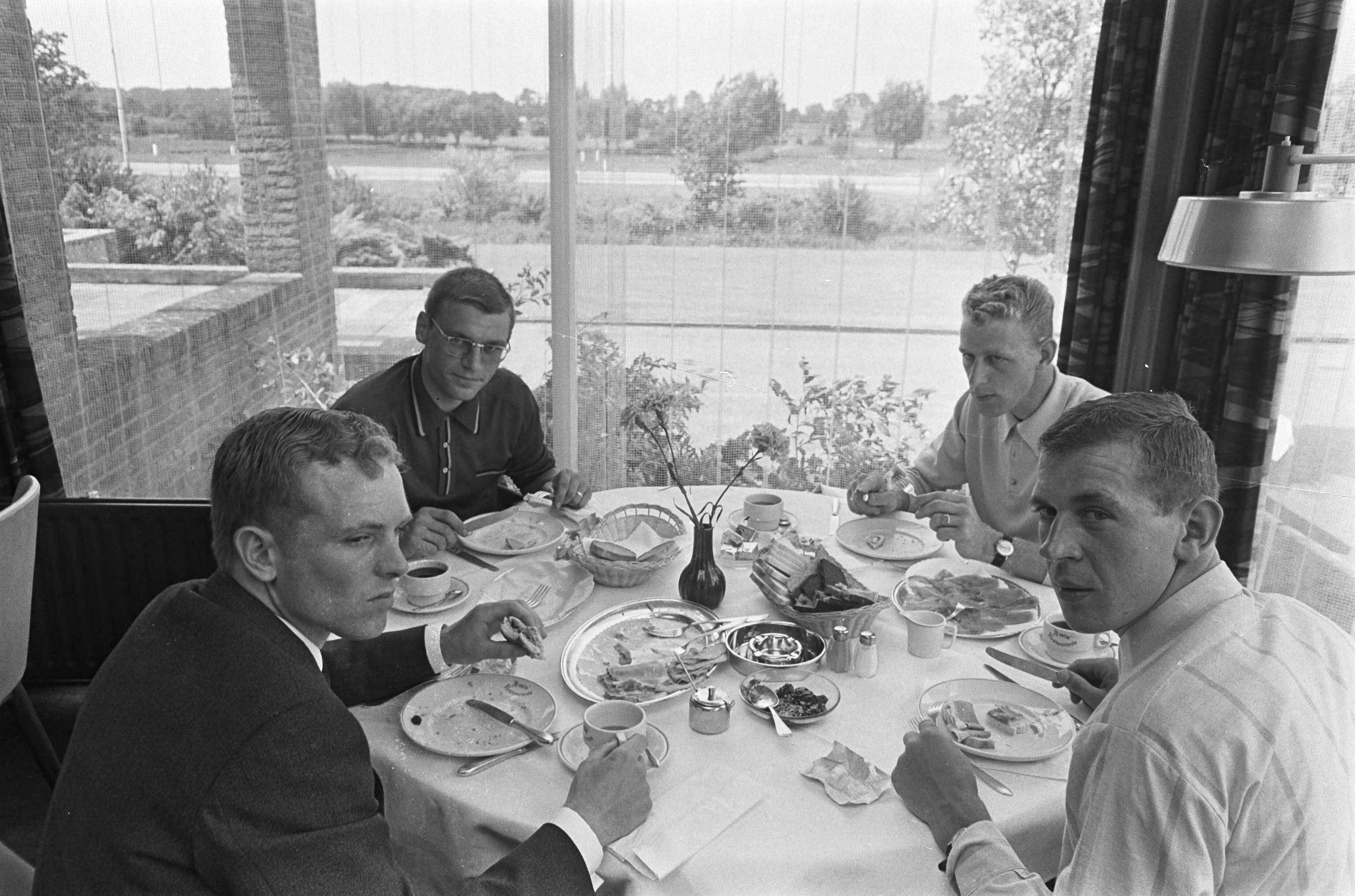 Fotocollectie Anefo — Nederlandse Tour de France ploeg uit Breda naar Vittel vertrokken. De renners aan tafel — Foto: Nijs, Jac. de / Anefo. Licentie: Set B: Rechtenvrij / Publiek Domein. Bron: Nationaal Archief. http://hdl.handle.net/10648/ab453f9a-d0b4-102d-bcf8-003048976d84