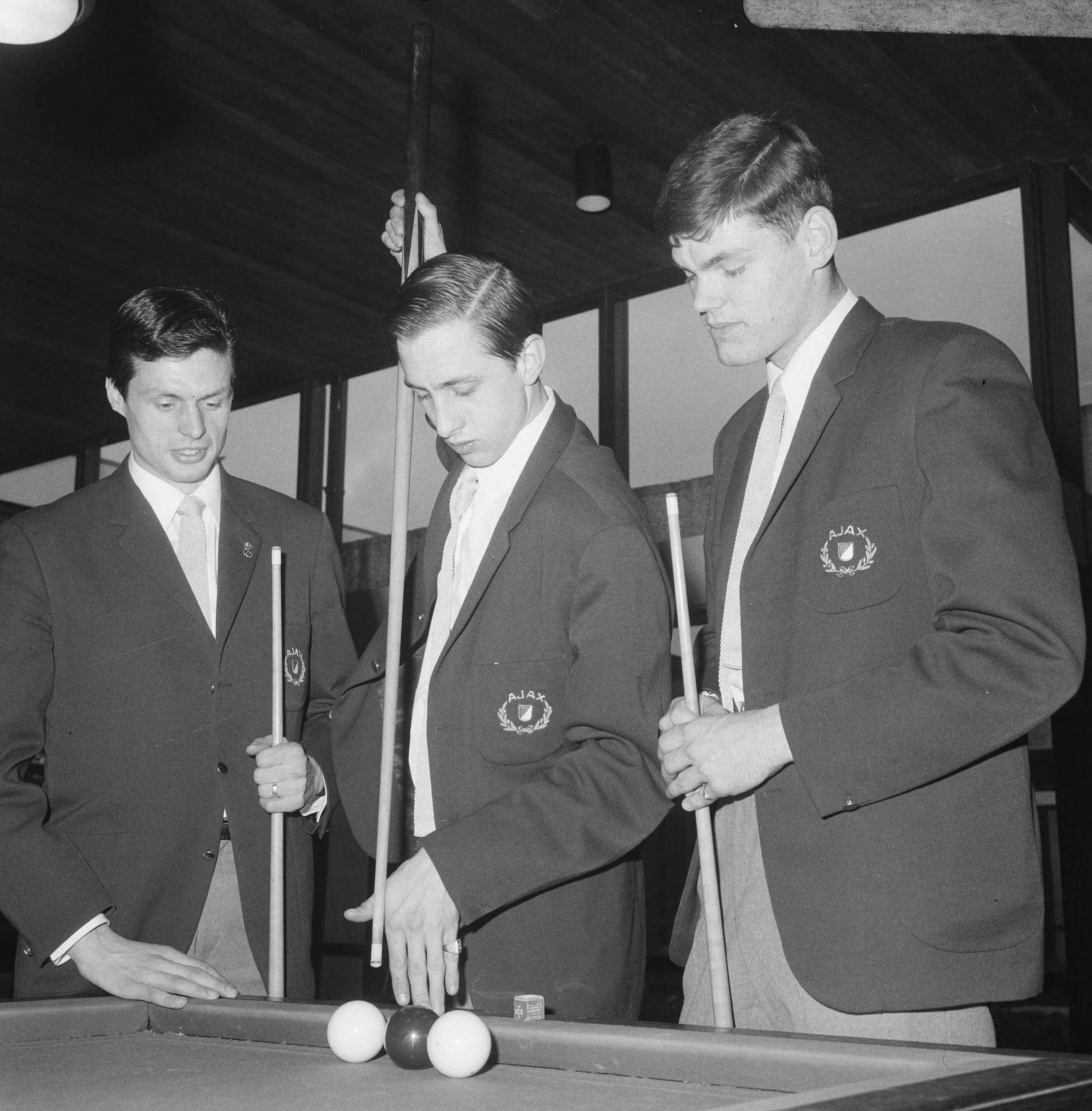 Fotocollectie Anefo — Ajax in KNVB-sportcentrum Zeist, biljarten Suurbier, Cruijff en Hulshof — Foto: Nijs, Jac. de / Anefo. Licentie: Set B: Rechtenvrij / Publiek Domein. Bron: Nationaal Archief. http://hdl.handle.net/10648/ab1160ee-d0b4-102d-bcf8-003048976d84
