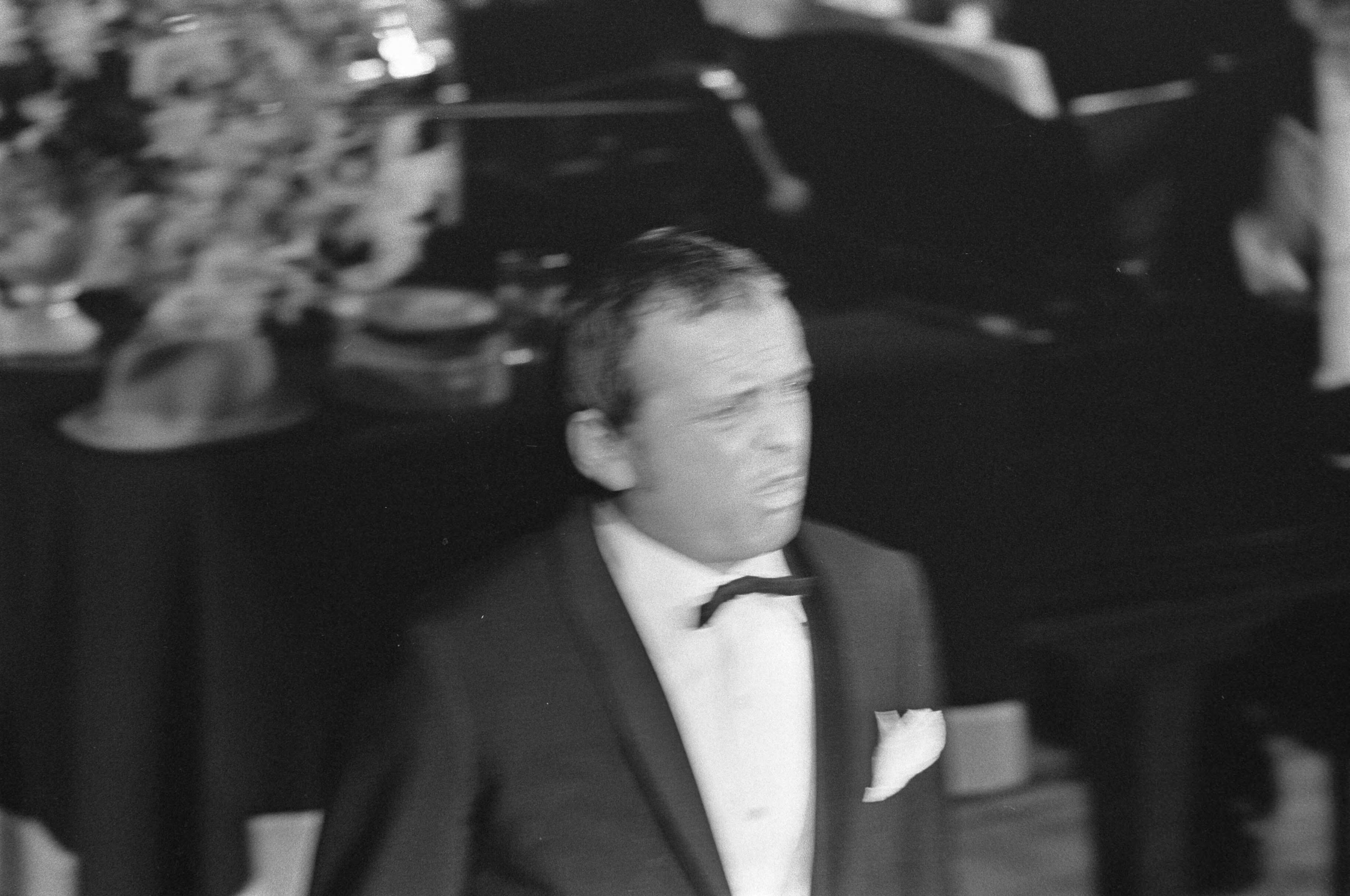 Gala première Toon Hermans te Maastricht — Toon Hermans in zijn show — Foto: Fotograaf Onbekend / Anefo. Licentie: Set B: Rechtenvrij / Publiek Domein. Bron: Nationaal Archief. http://hdl.handle.net/10648/ab49e1da-d0b4-102d-bcf8-003048976d84