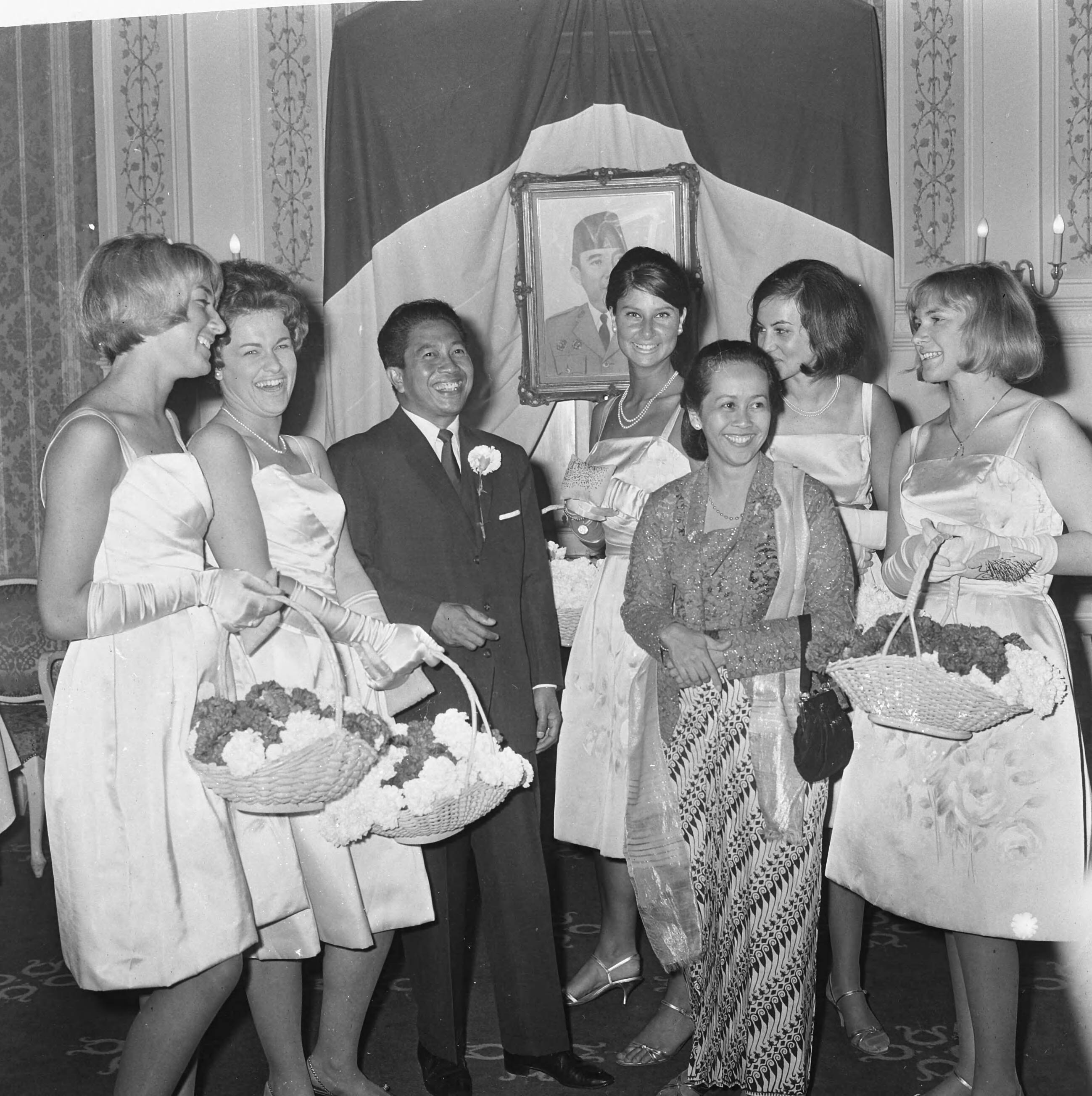 Fotocollectie Anefo — 20e Onafhankelijkheidsdag Indonesië, receptie op kasteel Oud Wassenaar, ambassadeur Soedjarwo Tjondronegoro met echtgenote en Haarlemse bloemenmeisjes — Foto: Koch, Eric / Anefo. Licentie: Set B: Rechtenvrij / Publiek Domein. Bron: Nationaal Archief. http://hdl.handle.net/10648/aabb70a8-d0b4-102d-bcf8-003048976d84