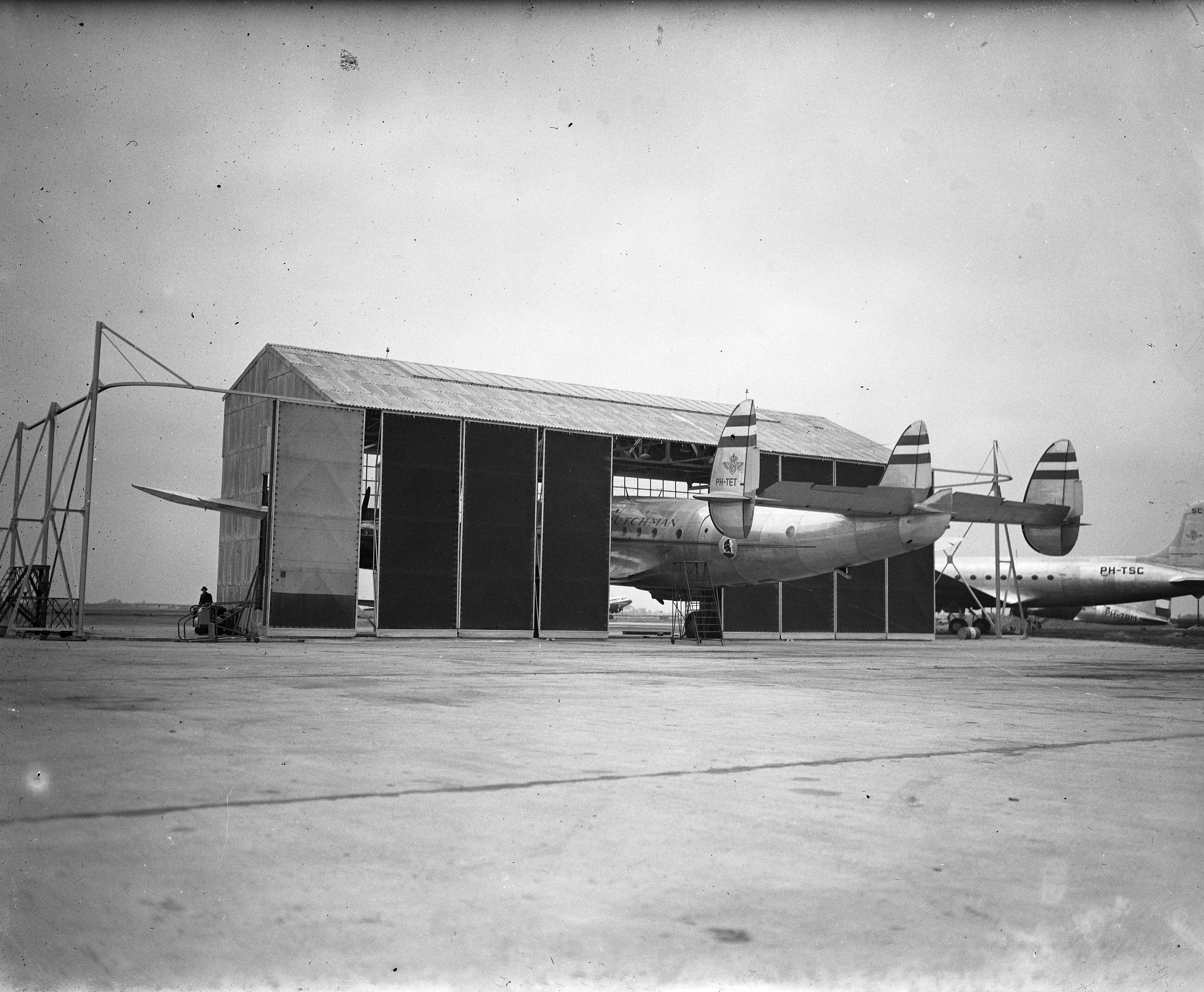 Fotocollectie Anefo — KLM vliegtuig [PH TET] in hangar op Schiphol — Foto: Sagers, Harry / Anefo. Licentie: Set B: Rechtenvrij / Publiek Domein. Bron: Nationaal Archief. http://hdl.handle.net/10648/ad7a6736-d0b4-102d-bcf8-003048976d84