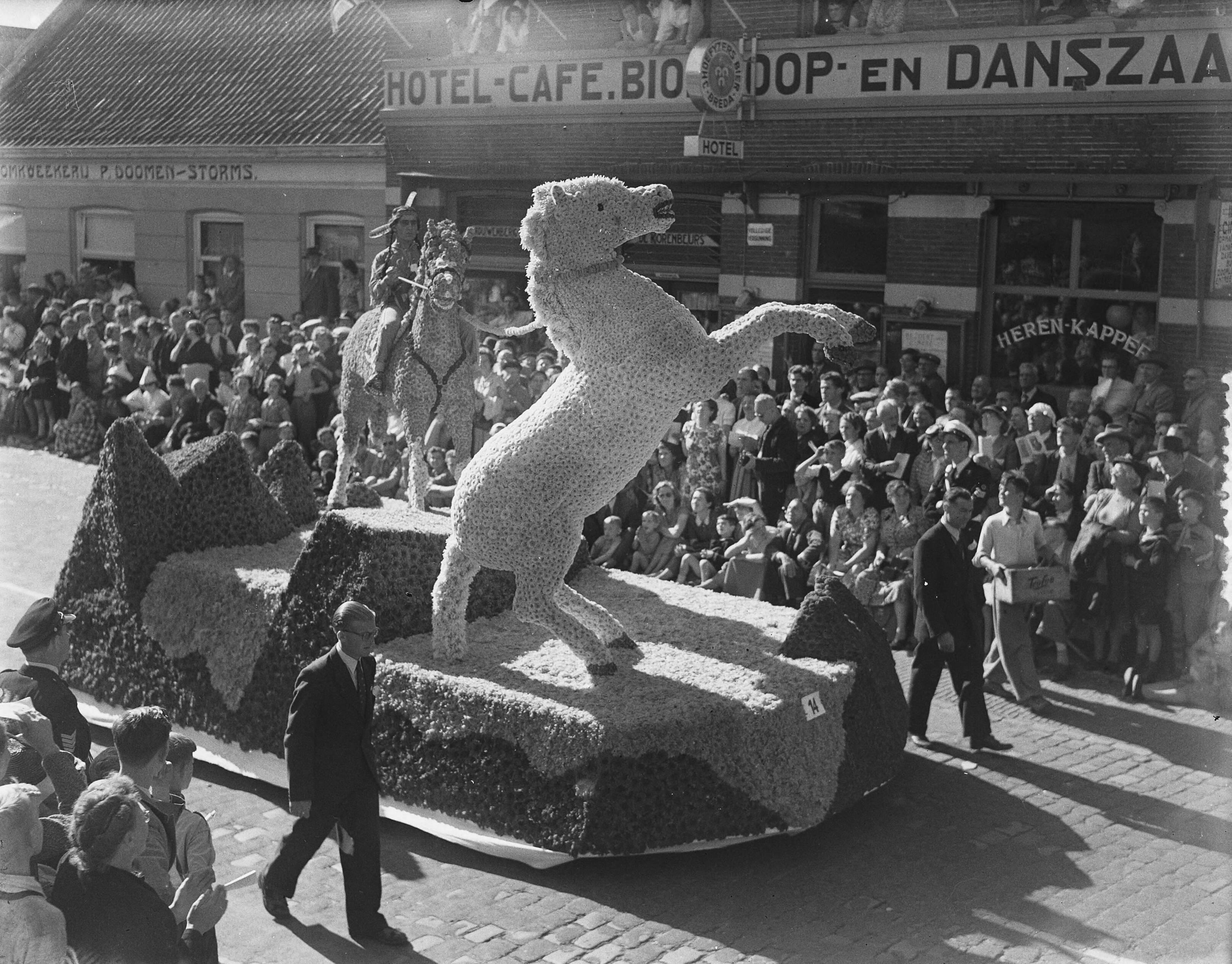 Bloemencorso Zundert. Praalwagens — Foto: Duinen, H. van / Anefo. — Licentie: Set B: Rechtenvrij / Publiek Domein. Bron: Nationaal Archief. http://hdl.handle.net/10648/a9129cb8-d0b4-102d-bcf8-003048976d84