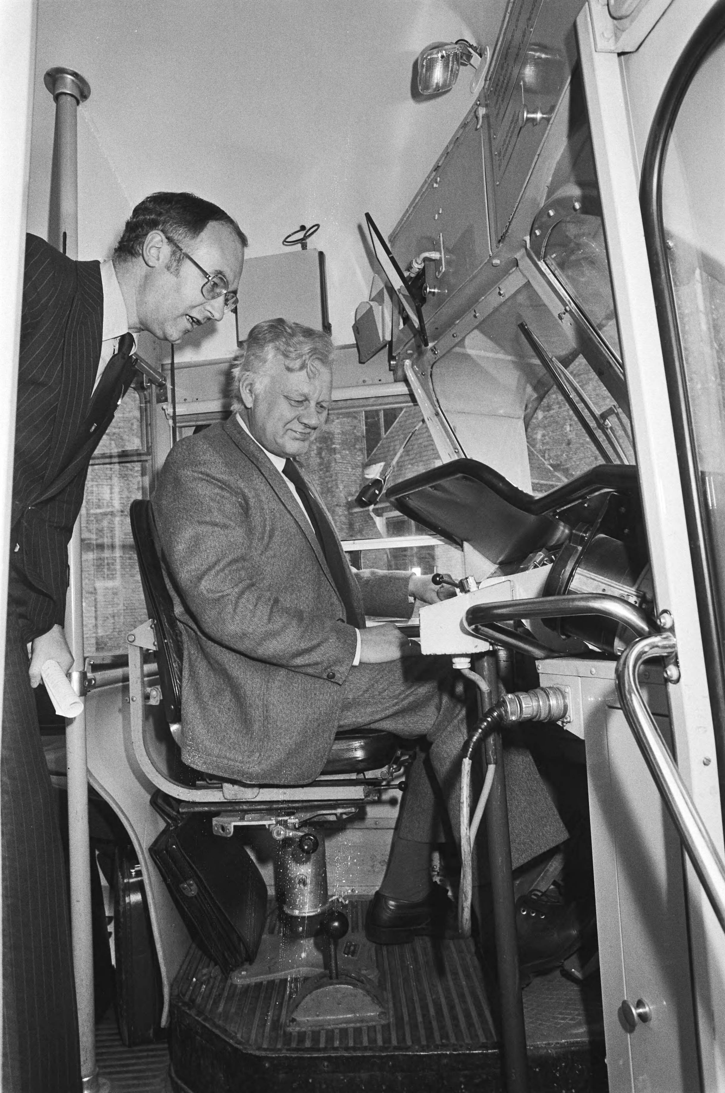 Fotocollectie Anefo — Kamercommissie voor VenW brengt bezoek aan het gemeentelijk vervoerbedrijf in Den Haag . Rienks als trambestuurder, Nygist kijkt toe — Foto: Dijk, Hans van / Anefo. Licentie: Set B: Rechtenvrij / Publiek Domein. Bron: Nationaal Archief. http://hdl.handle.net/10648/ad13bfa4-d0b4-102d-bcf8-003048976d84