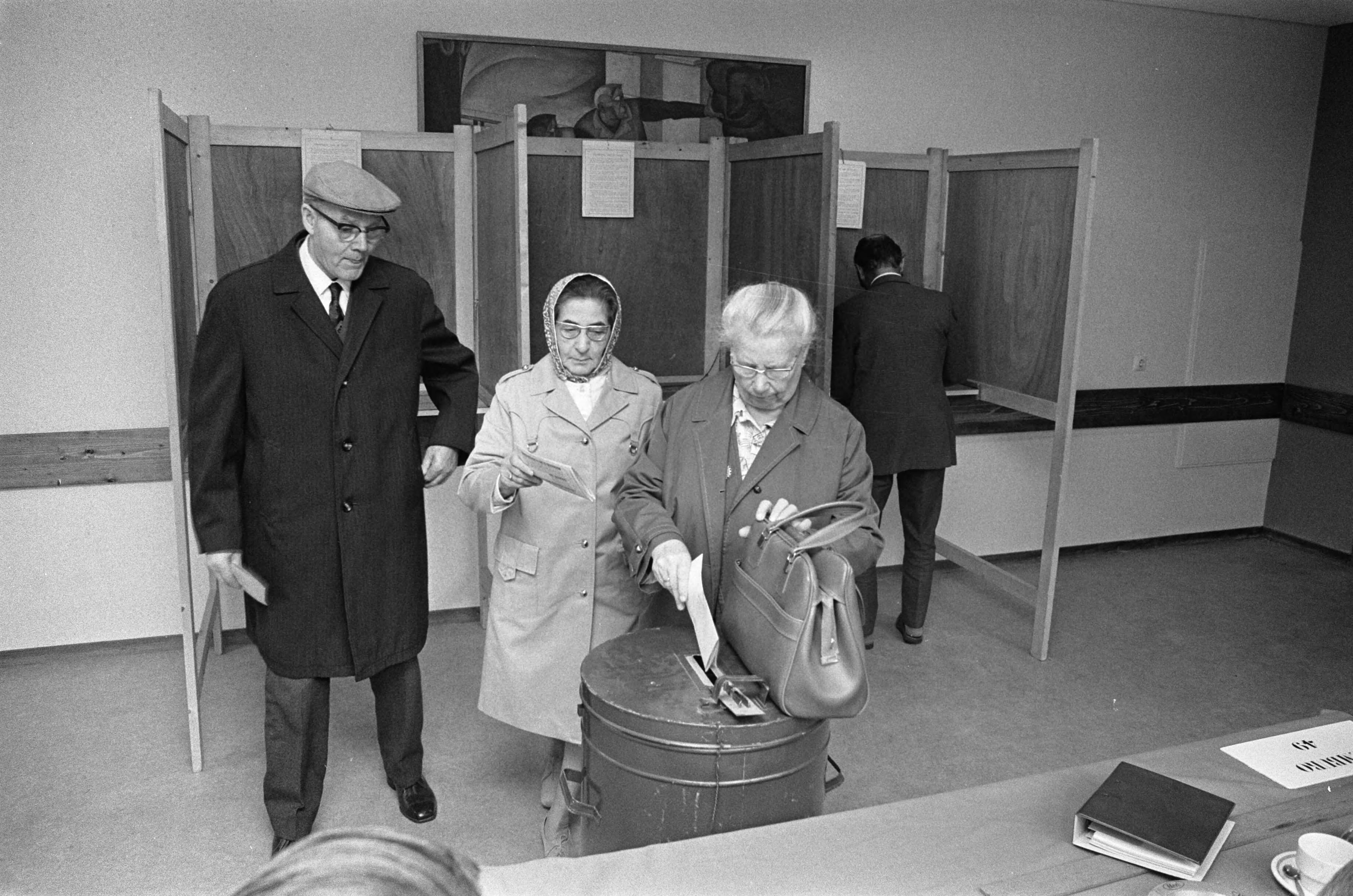 Fotocollectie Anefo — Verkiezingen voor gemeenteraad van nieuwe gemeente Zaanst stemmers in Zaandams stembureau — Foto: Verhoeff, Bert / Anefo. Licentie: Set B: Rechtenvrij / Publiek Domein. Bron: Nationaal Archief. http://hdl.handle.net/10648/ac399ae0-d0b4-102d-bcf8-003048976d84